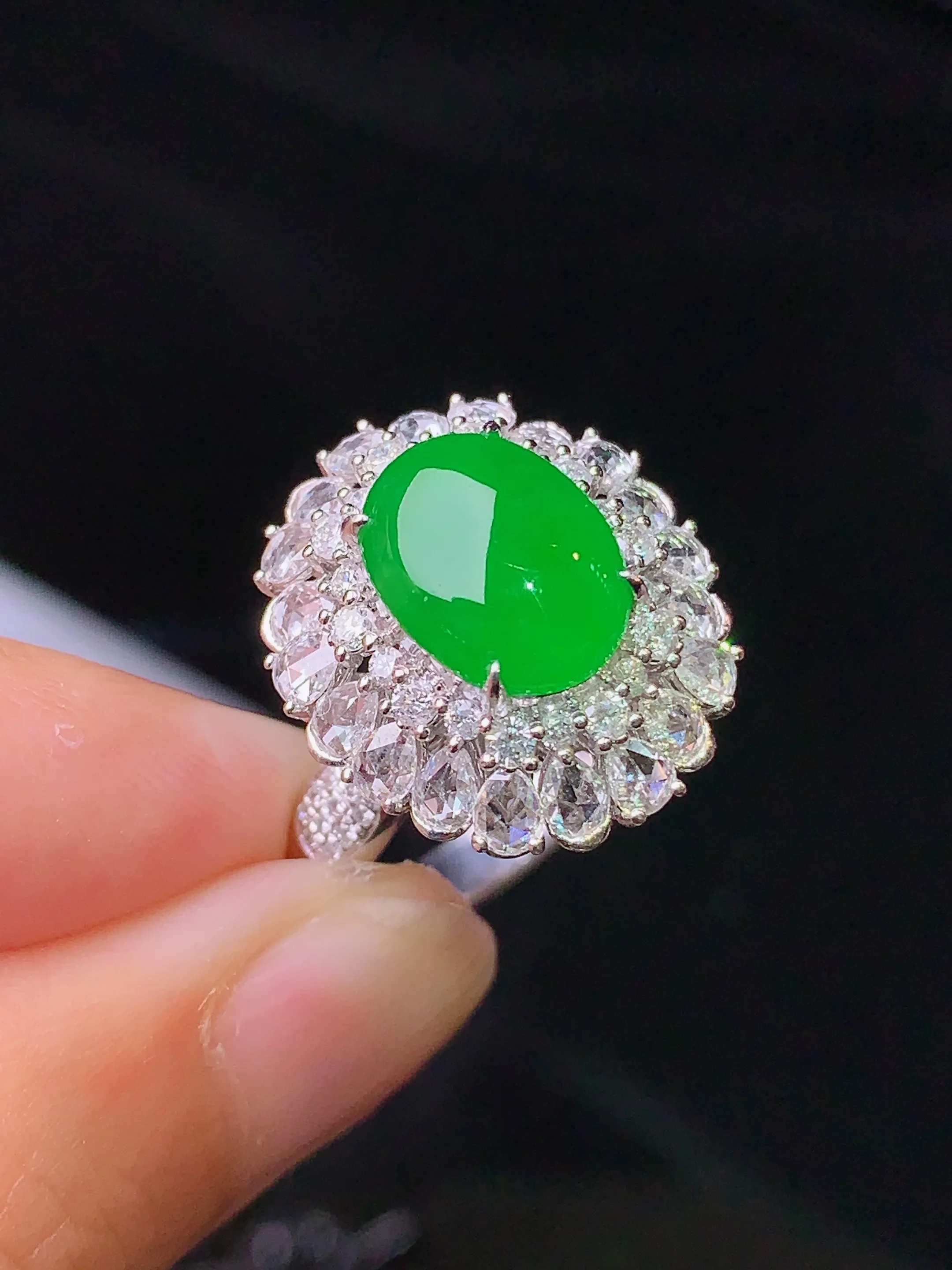 18k金钻镶嵌满绿蛋面戒指 玉质细腻 色泽清新艳丽 圈口14 整体尺寸18.2*16*12.2