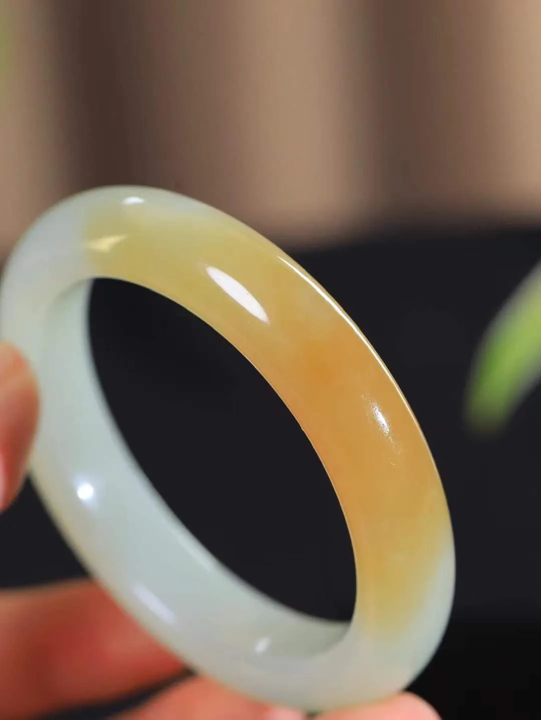 【暖玉生香·手镯】

精品和田玉糖白玉手镯，质地油润细腻，色泽高贵典雅，镯型古朴典雅。在诗情画意的雨巷相遇，你是我腕间的一抹风情，有你眸有深情，清风荡漾湖间静水，我愿俯身低眉，在烟波涟漪处，寻你深情倩影。内径57mm尺寸13.7-10mm重67.6克  691151151T