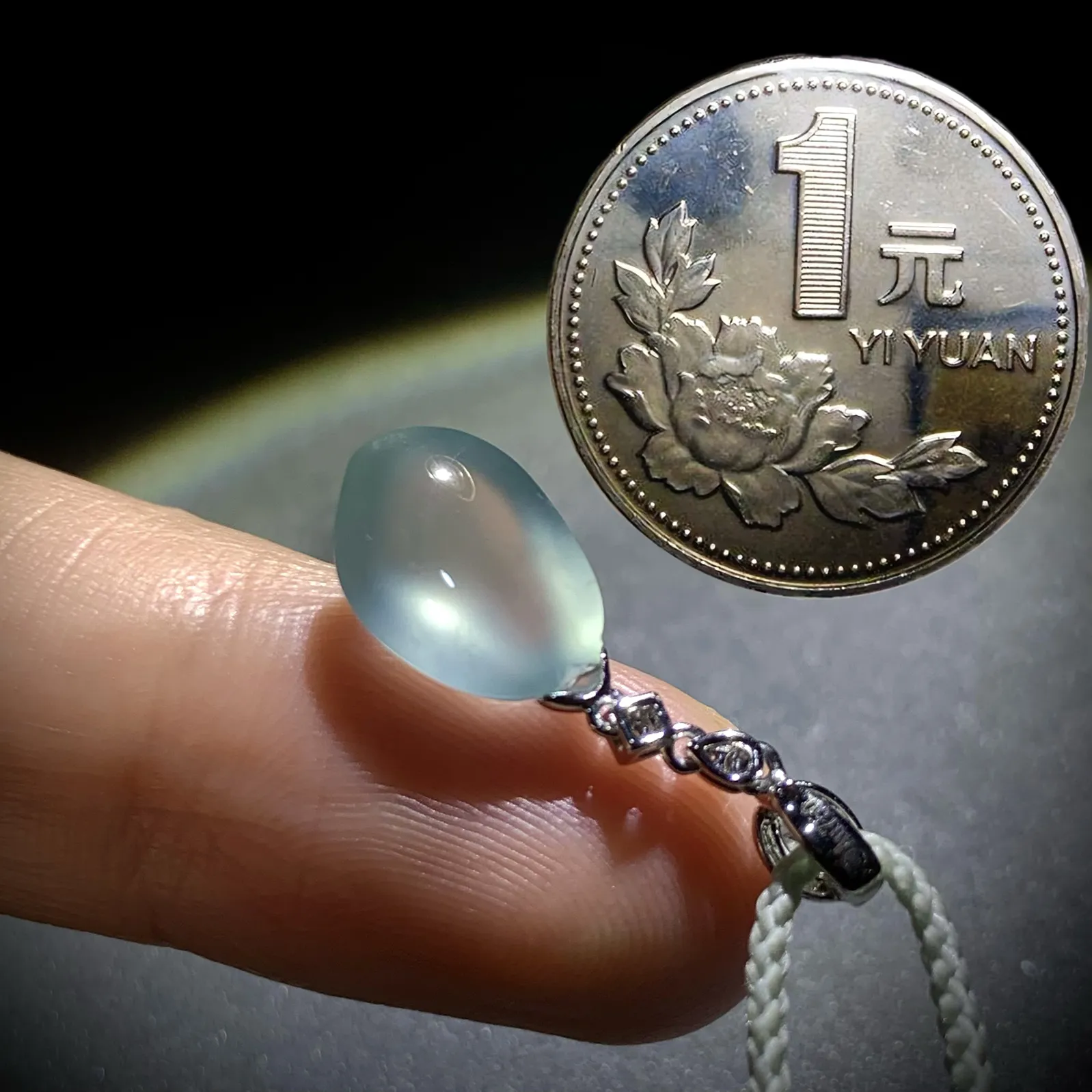 高品质福瓜，
25.5-裸石12.6-8.8-6mm，
18K金，南非钻，