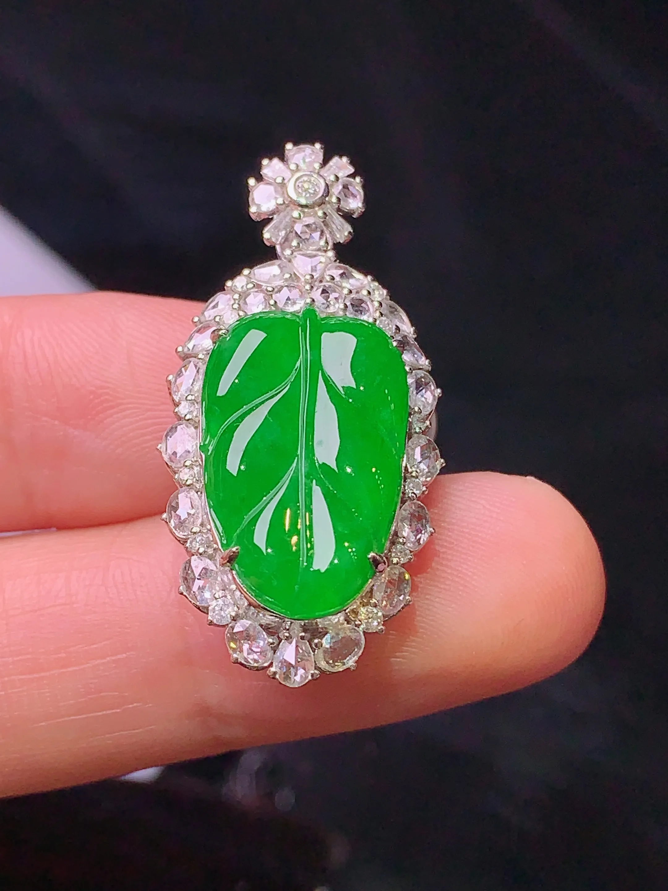 18k金钻镶嵌满绿树叶吊坠 玉质细腻 色泽清新艳丽 整体尺寸33.2*16.2*8.5