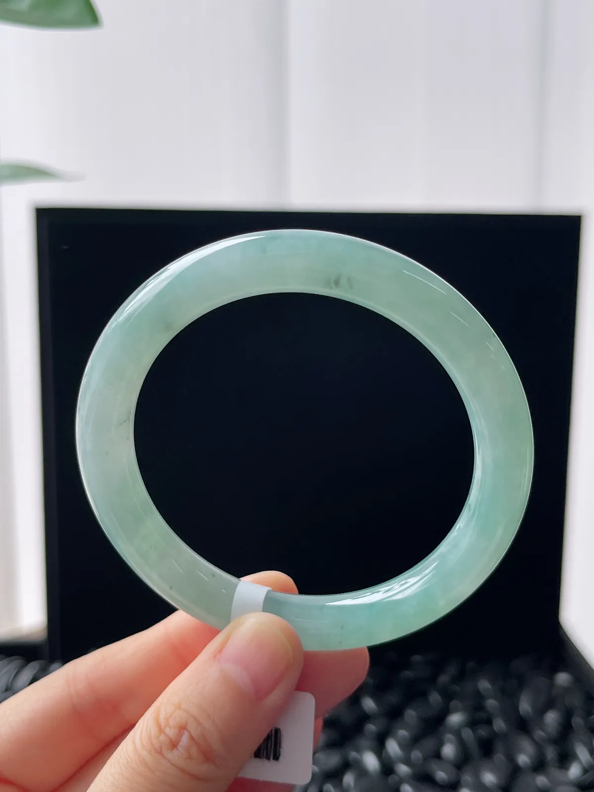 圆镯55圈口，翡翠糯化种淡绿色手镯