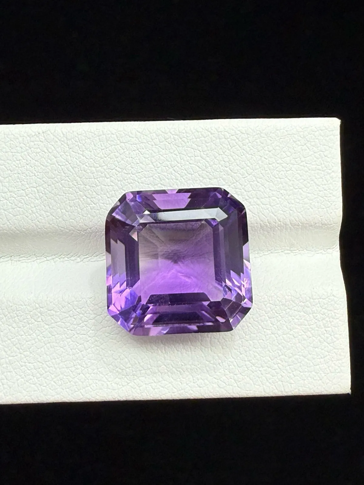 15.86ct天然紫水晶裸石，尺寸15*14.9*10mm，颜色美艳 ，晶体通透，火彩足