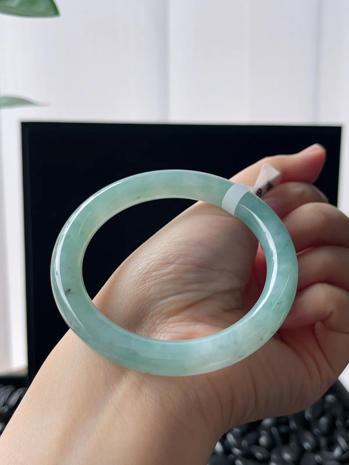 圆镯55圈口，翡翠糯化种淡绿色手镯