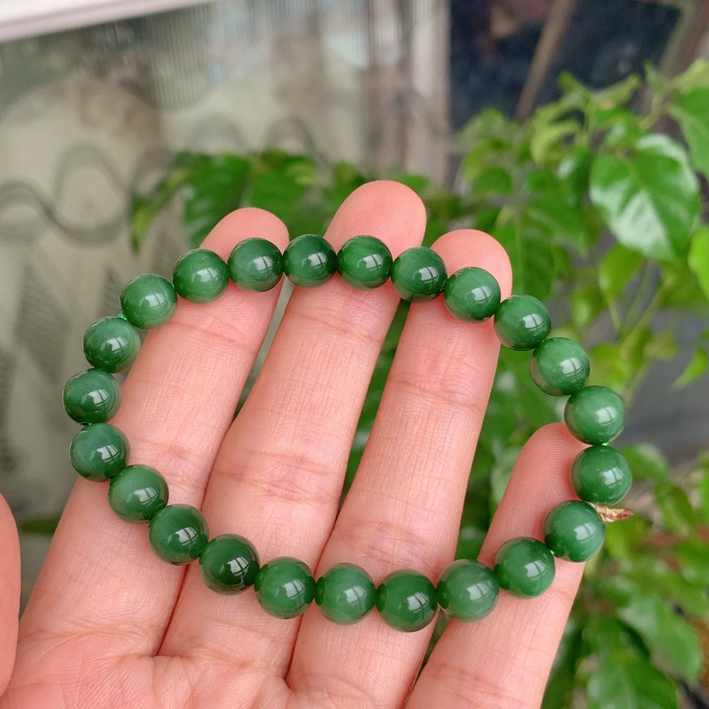 和田玉菠菜绿俄罗斯碧玉猫眼圆珠手串。单颗尺寸8！玉质细腻油润。手推出油。佩戴高端典雅。lt251112