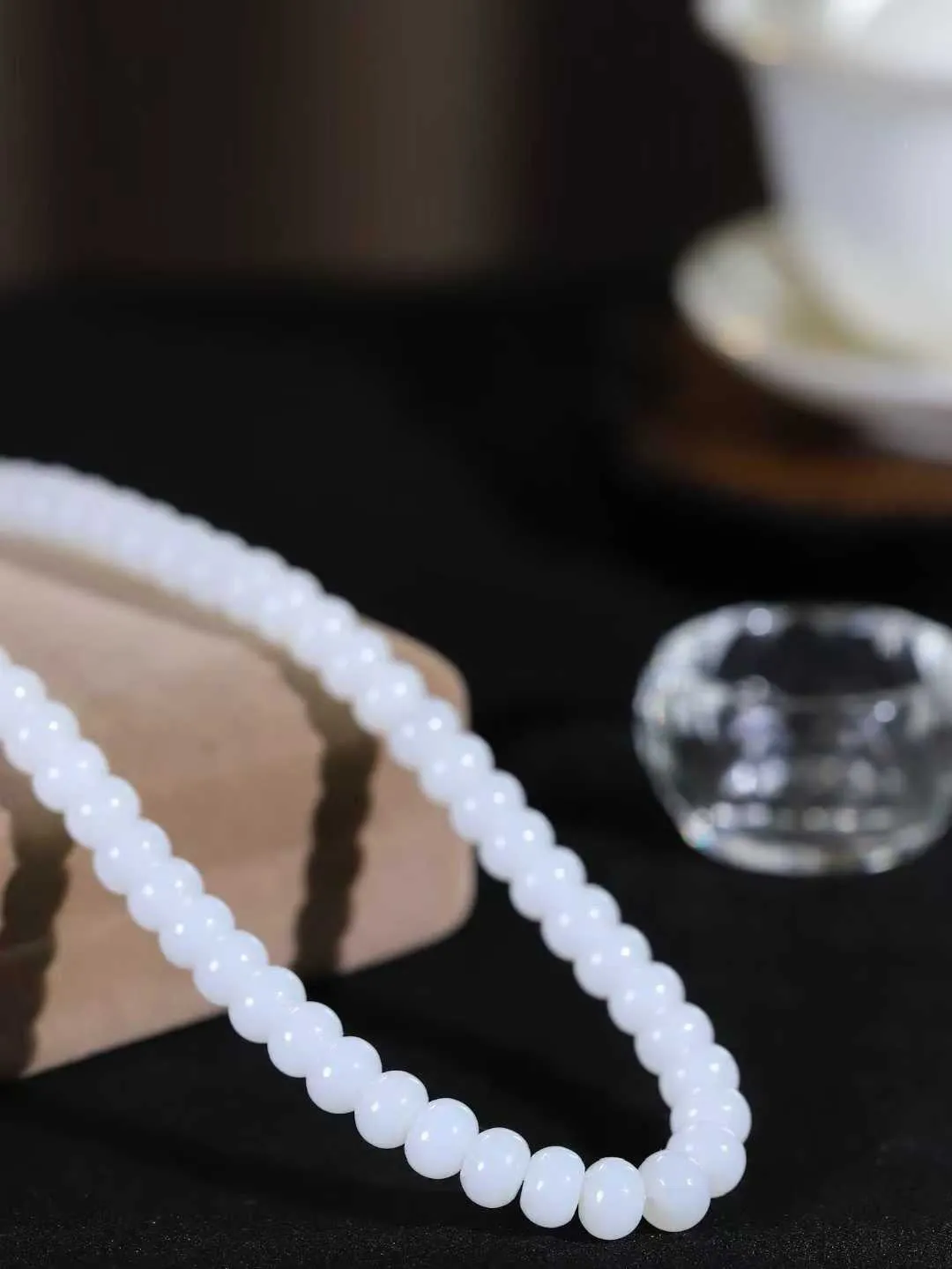 【算盘珠.项链】

精品和田玉白玉算盘珠项链 玉质温润 油性十足 形苹果珠，静于念间，佛韵在心，轻轻拨动，尘埃落定，浮浮尘世，一念愚即般若绝，一念智即般若生。重73.3克  尺寸取一5.7-8mm   fDL-66110543
