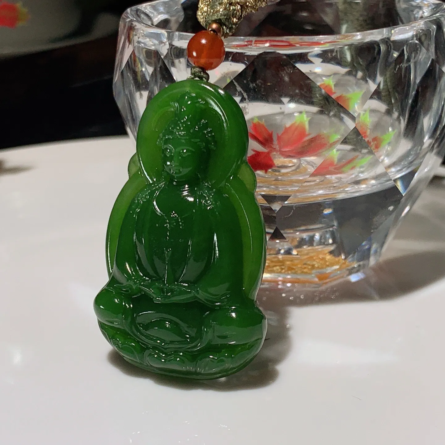 和田玉鲜阳绿俄罗斯碧玉坐莲观音挂件。尺寸47/29/8重17.1克。玉质细腻油润。手推出油。佩戴高端