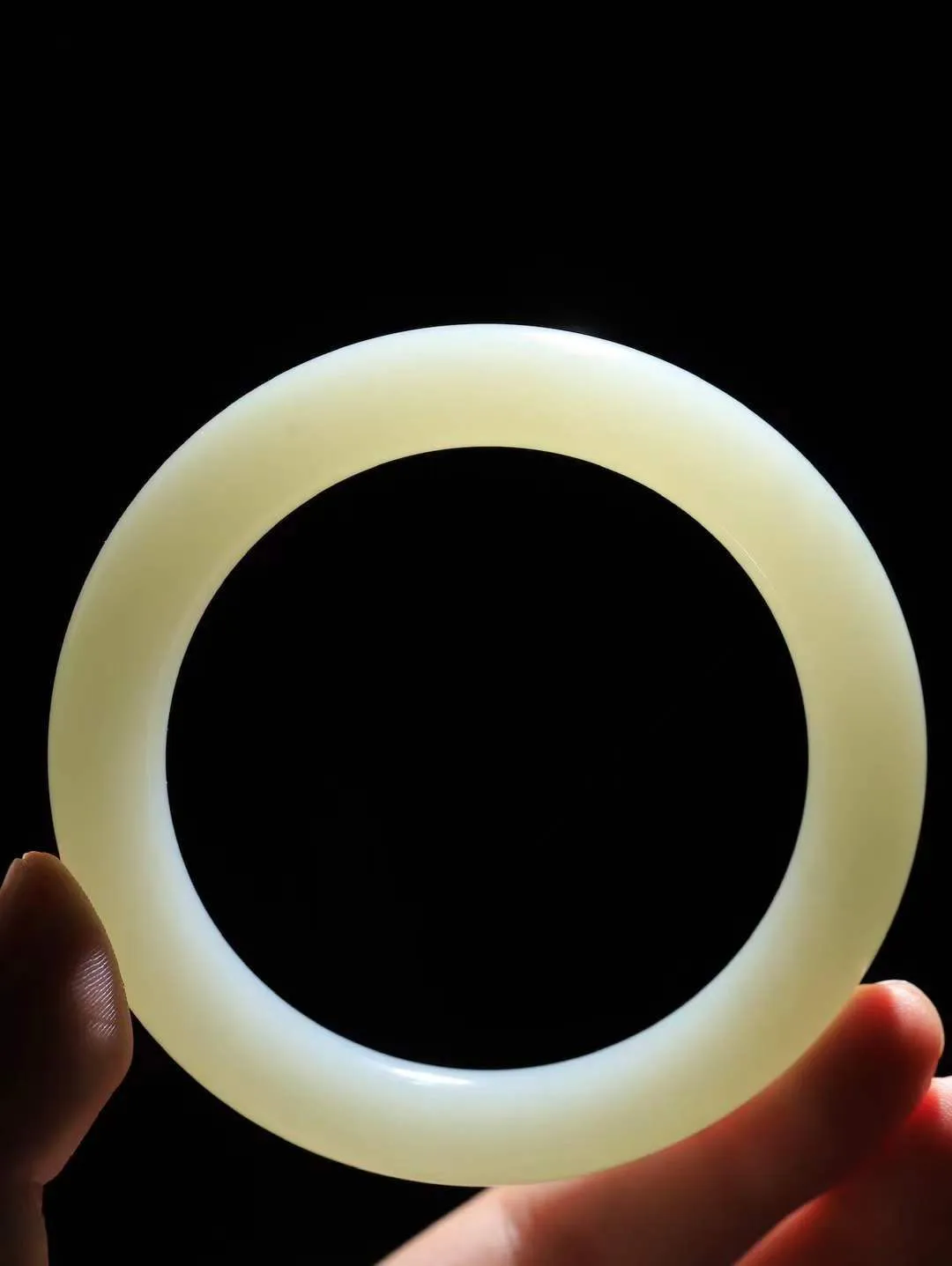 【晴水相伴.镯】

精品️和田玉晴水圆条手镯，以其淡雅的晴水色调，成为腕间的一抹亮色。玉质细腻，触感温润，佩戴它，感受玉石的温度与自然的灵性，让每一天都充满诗意与美好。重65.8克  尺寸60-11.5-11mm   751101254L