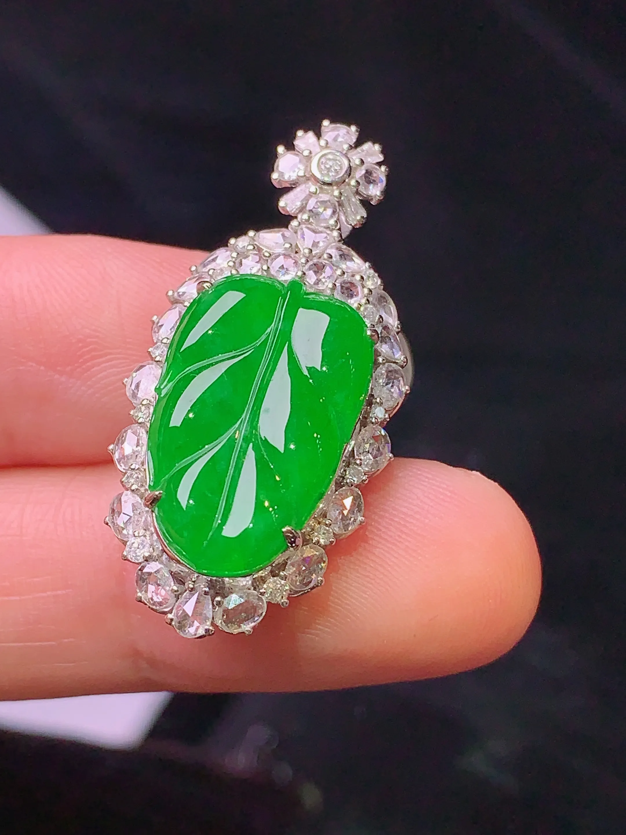 18k金钻镶嵌满绿树叶吊坠 玉质细腻 色泽清新艳丽 整体尺寸33.2*16.2*8.5