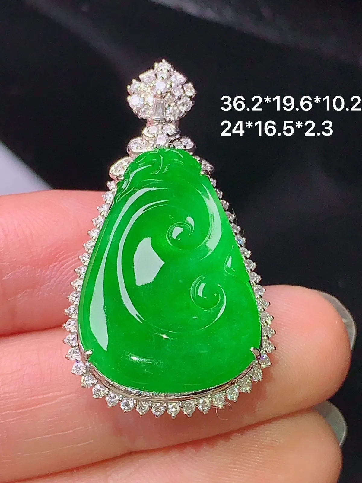 18k金钻镶嵌满绿如意吊坠 玉质细腻 色泽清新艳丽 整体尺寸36.2*19.6*18.2
