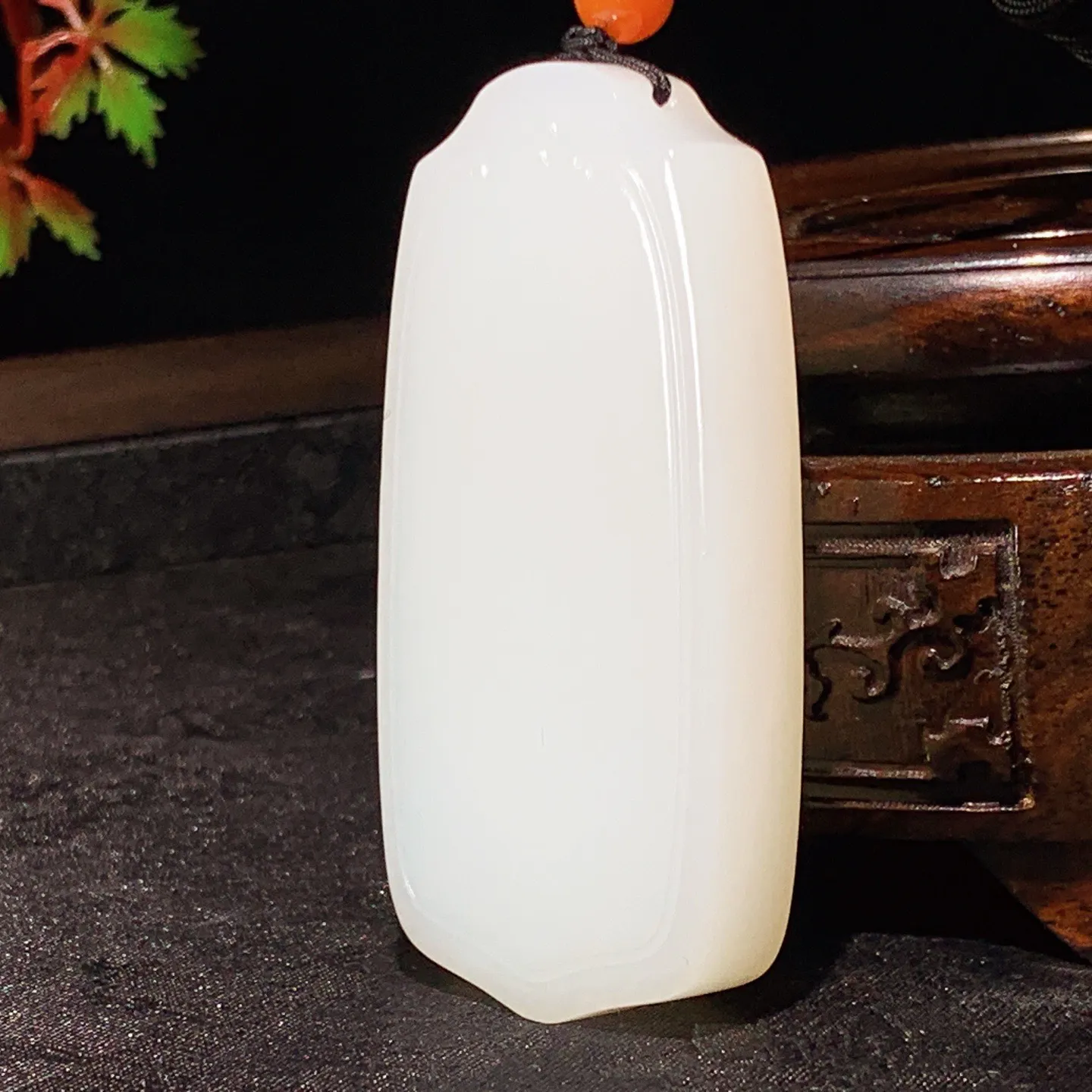 新疆和田玉羊脂白平安无事牌挂件。尺寸64/34/11重62.5克。玉质细腻油润。无裂无杂无结构。手推出油。佩戴高端典雅。lt251112