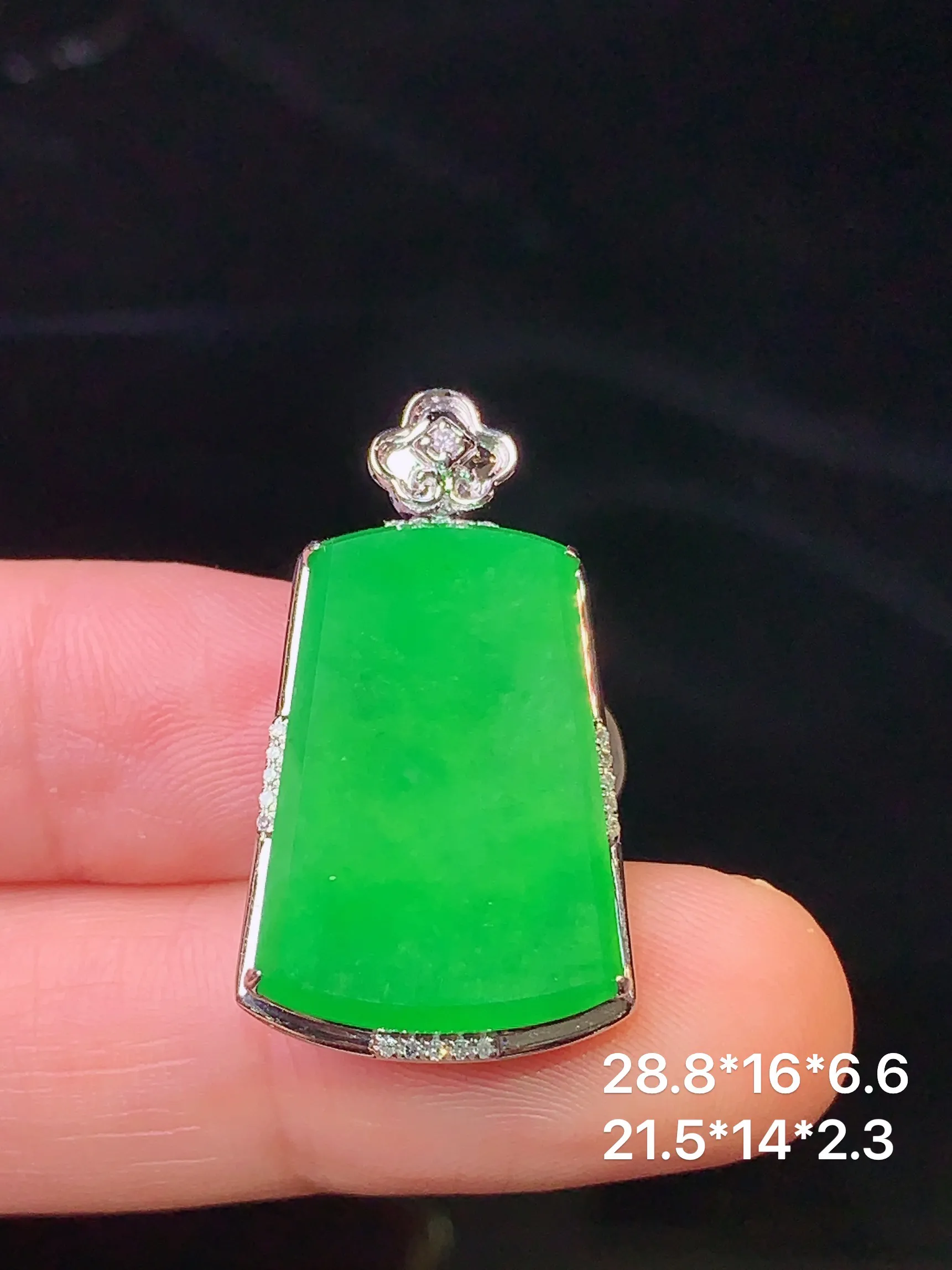 18k金钻镶嵌翠绿无事牌吊坠 玉质细腻 色泽清新艳丽 整体尺寸28.8*16*6.6