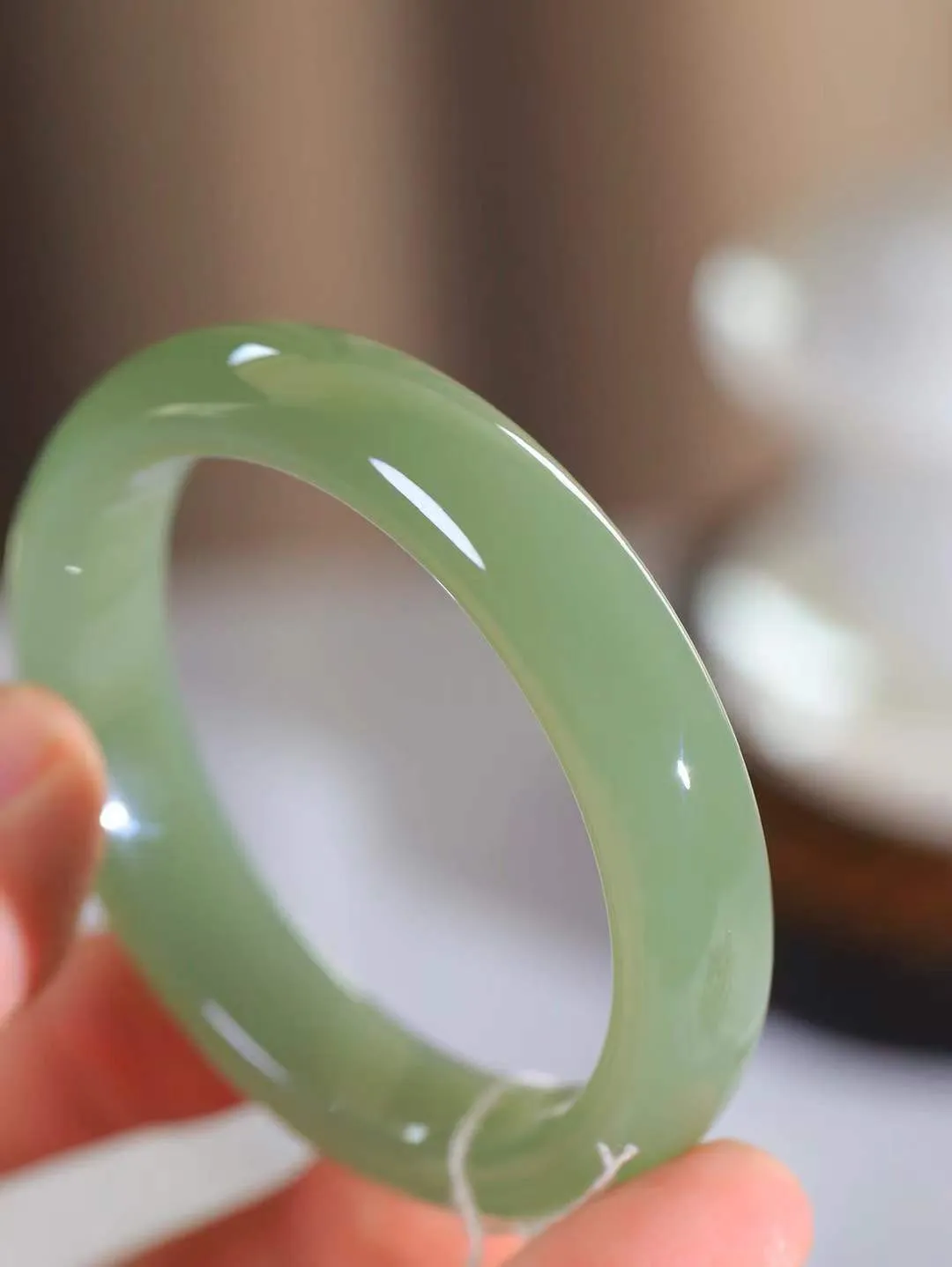 【晴水相伴.镯】

精品和田玉晴水手镯，以其淡雅的晴水色调，成为腕间的一抹亮色。玉质细腻，触感温润，佩戴它，感受玉石的温度与自然的灵性，让每一天都充满诗意与美好。重48.3克  尺寸53.5-12.7-8mm  111141133T