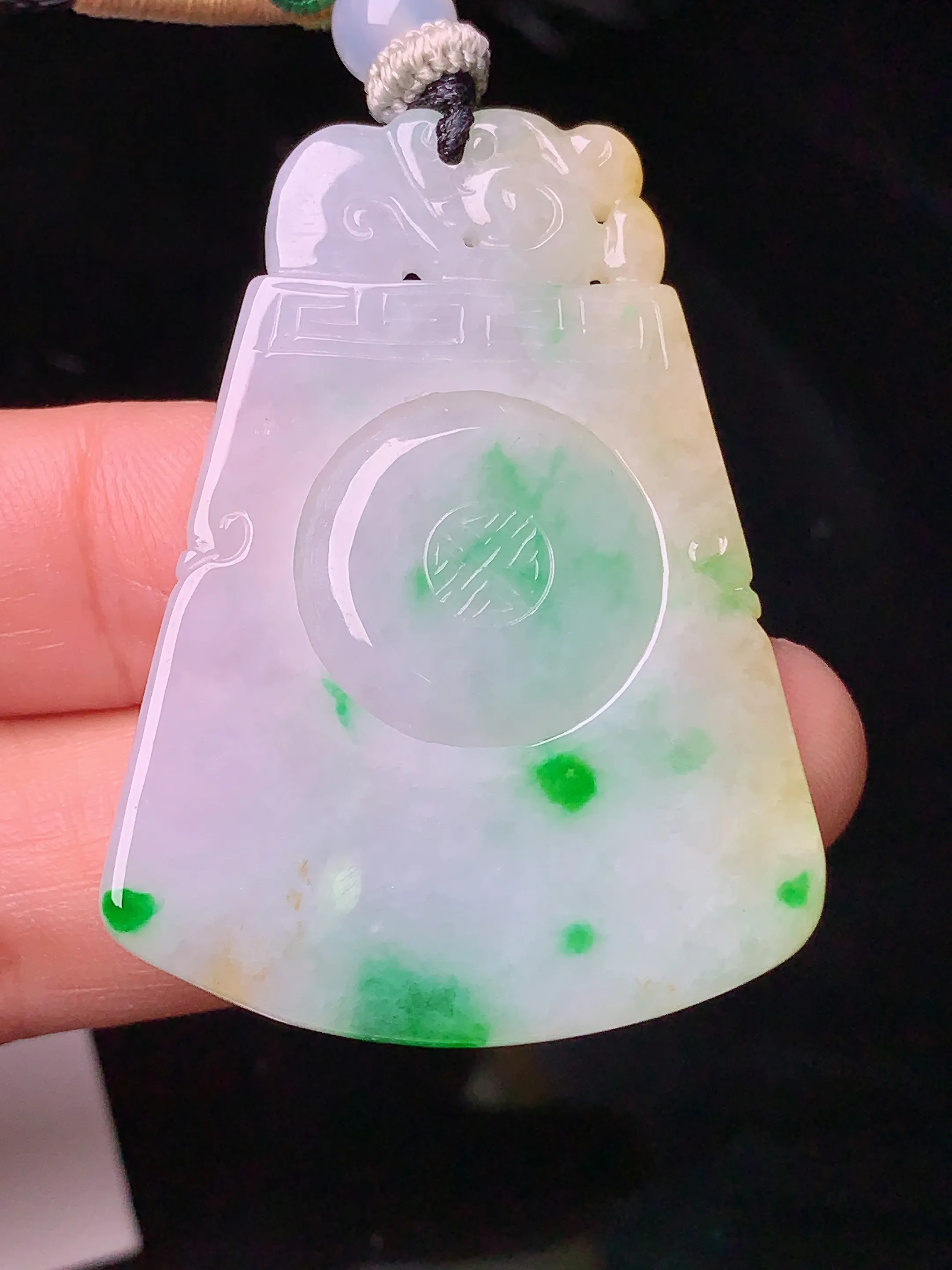 飘黄绿福在眼前吊坠 玉质细腻 色泽清新艳丽 整体尺寸44.5*32.7*3.8