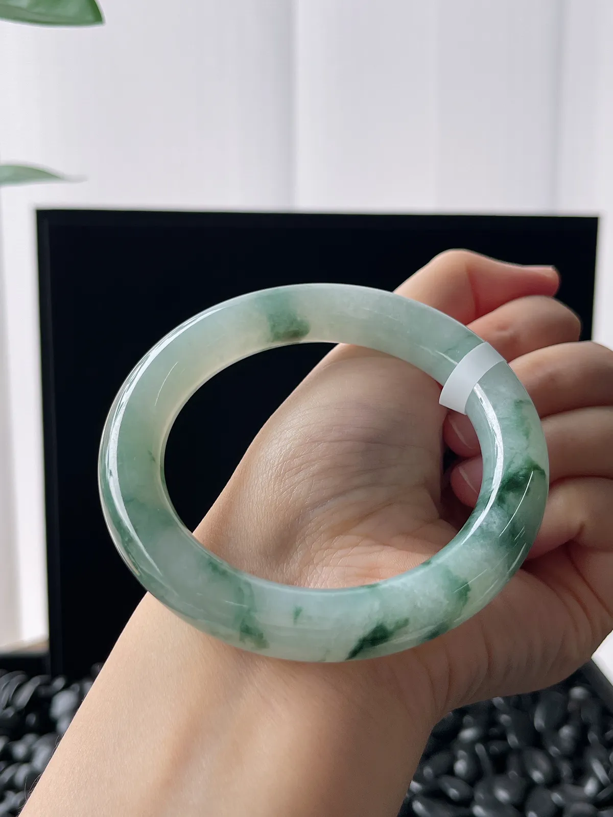 圆镯56.4圈口，翡翠冰糯种淡绿色手镯