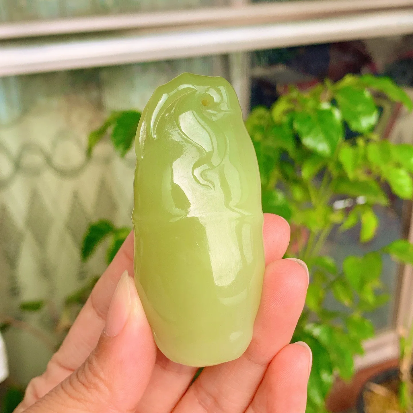 和田玉黄口料翠青节节高升挂件。尺寸71/32/22重76.5克。玉质细腻油润。手推出油。佩戴高端典雅。lt251112