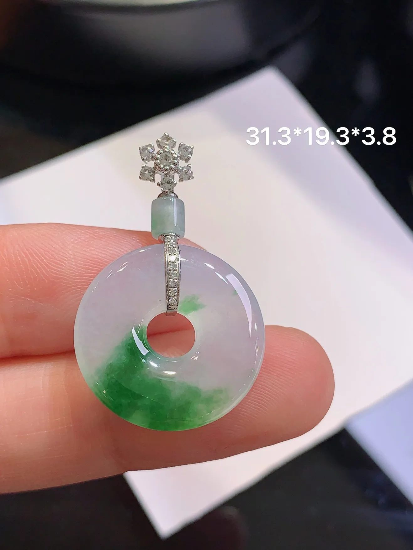 18k金钻镶嵌飘绿平安环吊坠 玉质细腻 色泽清新艳丽 整体尺寸31.3*19.3*3.8