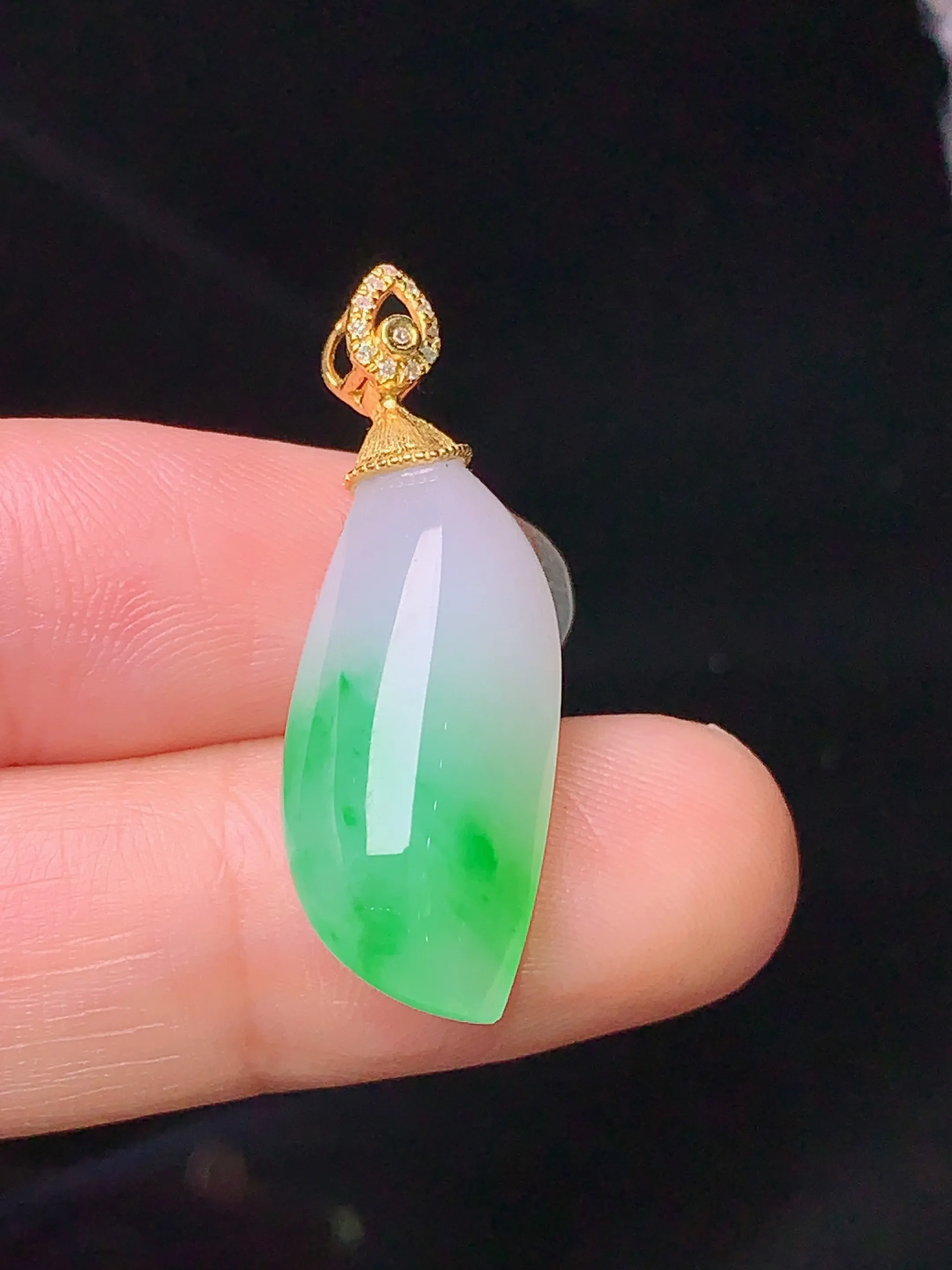 18k金钻镶嵌飘绿随形吊坠 玉质细腻 色泽清新艳丽 整体尺寸31.3*11*7.2