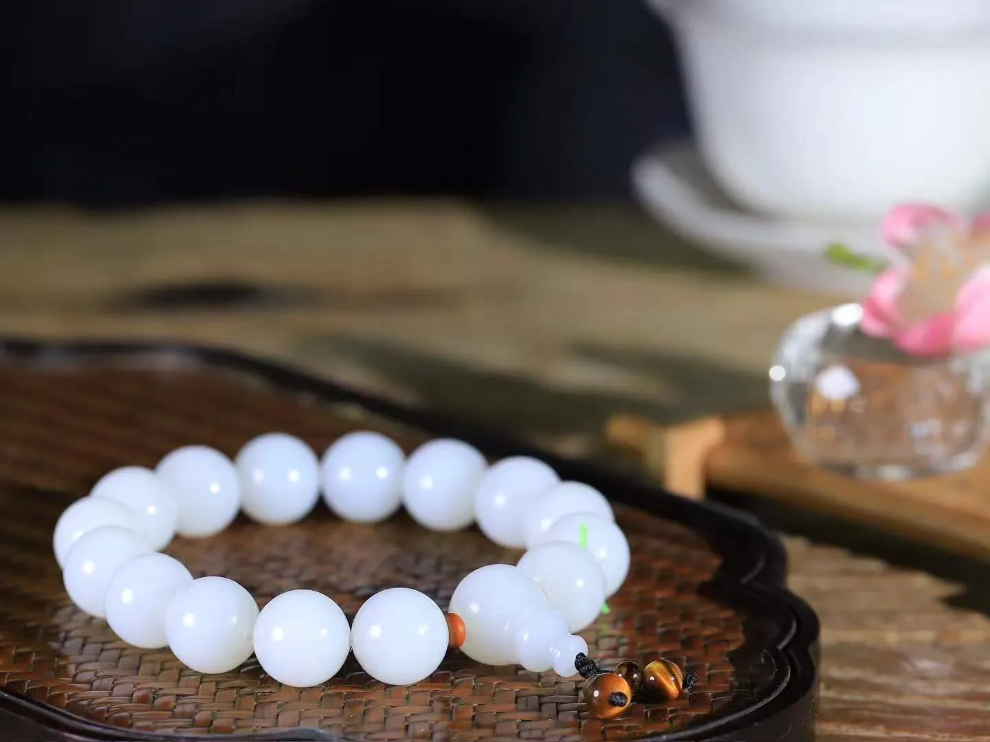 【珠圆玉润.手串】

精品和田玉白玉珠圆玉润手串 玉质温润细腻  整串打磨圆润，佩戴舒适。珠珠落玉盘