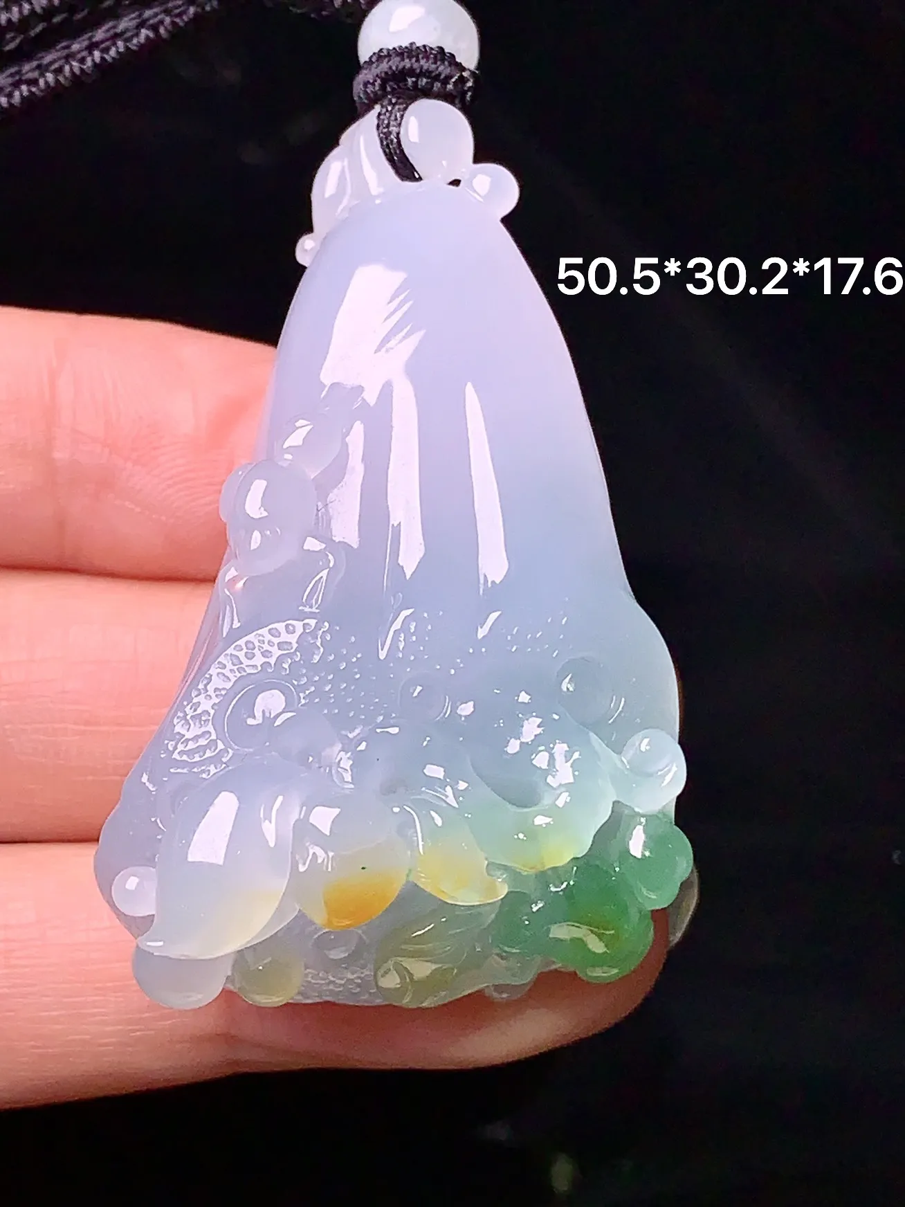 飘黄绿白菜吊坠 玉质细腻 色泽清新艳丽 整体尺寸50.5*30.2*17.6