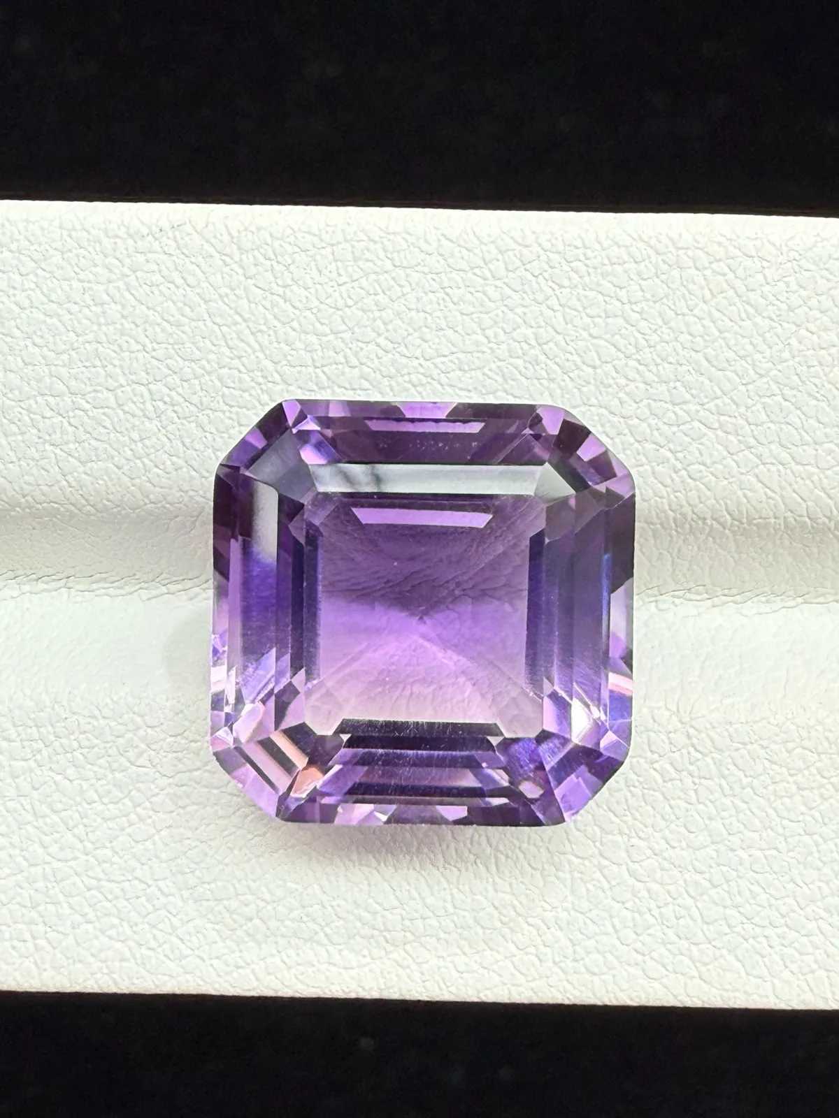 15.455ct天然紫水晶裸石，尺寸15*14.9*9.7mm，颜色美艳 ，晶体通透，火彩足