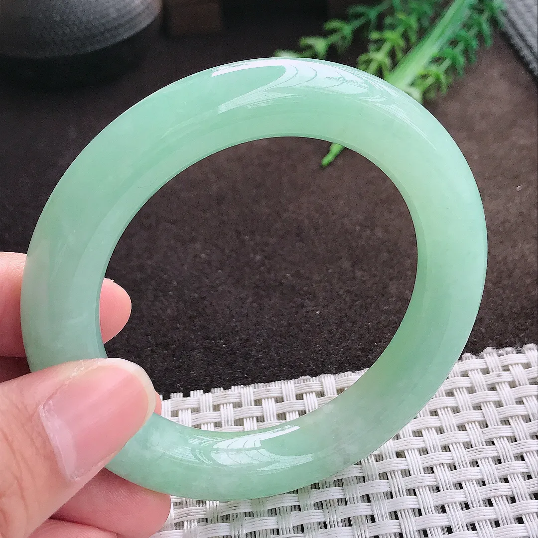 天然a货翡翠54.5/11.2老坑精美温润苹果绿圆条手镯翡翠玉手镯