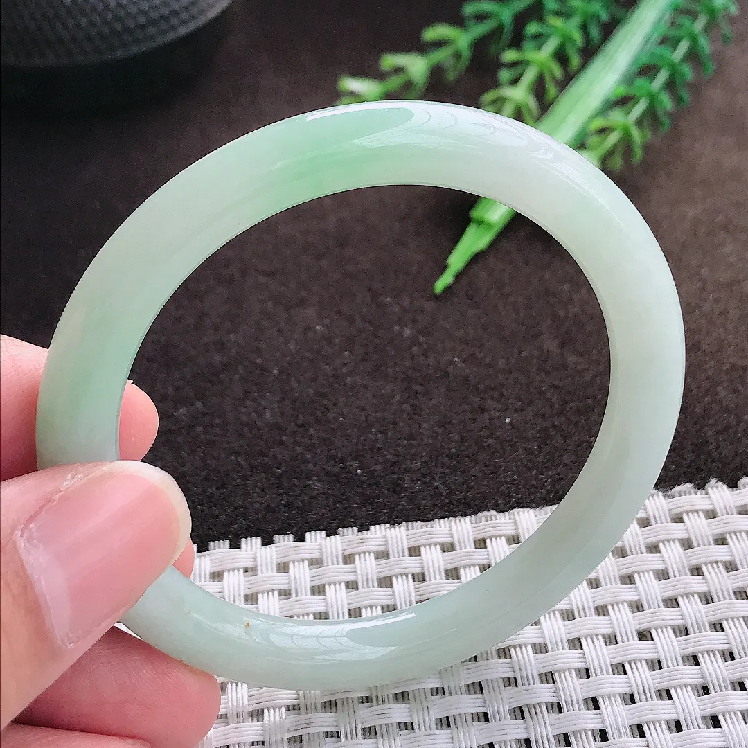 天然a货翡翠52.5/7.2/7.8老坑秀气冰润浅绿圆条手镯翡翠玉手镯