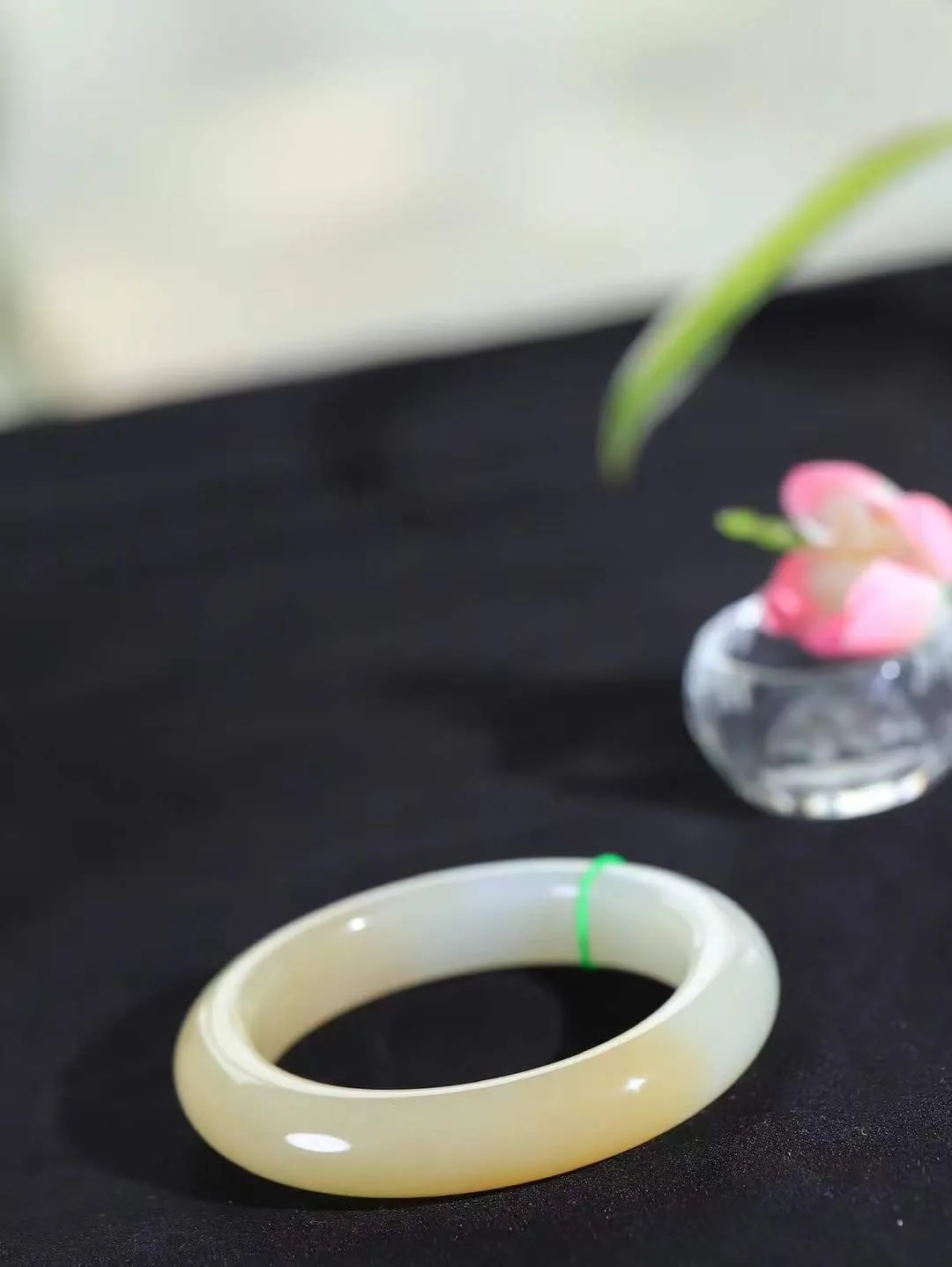 【暖玉生香·手镯】

精品和田玉糖白玉手镯，质地油润细腻，色泽高贵典雅，镯型古朴典雅。在诗情画意的