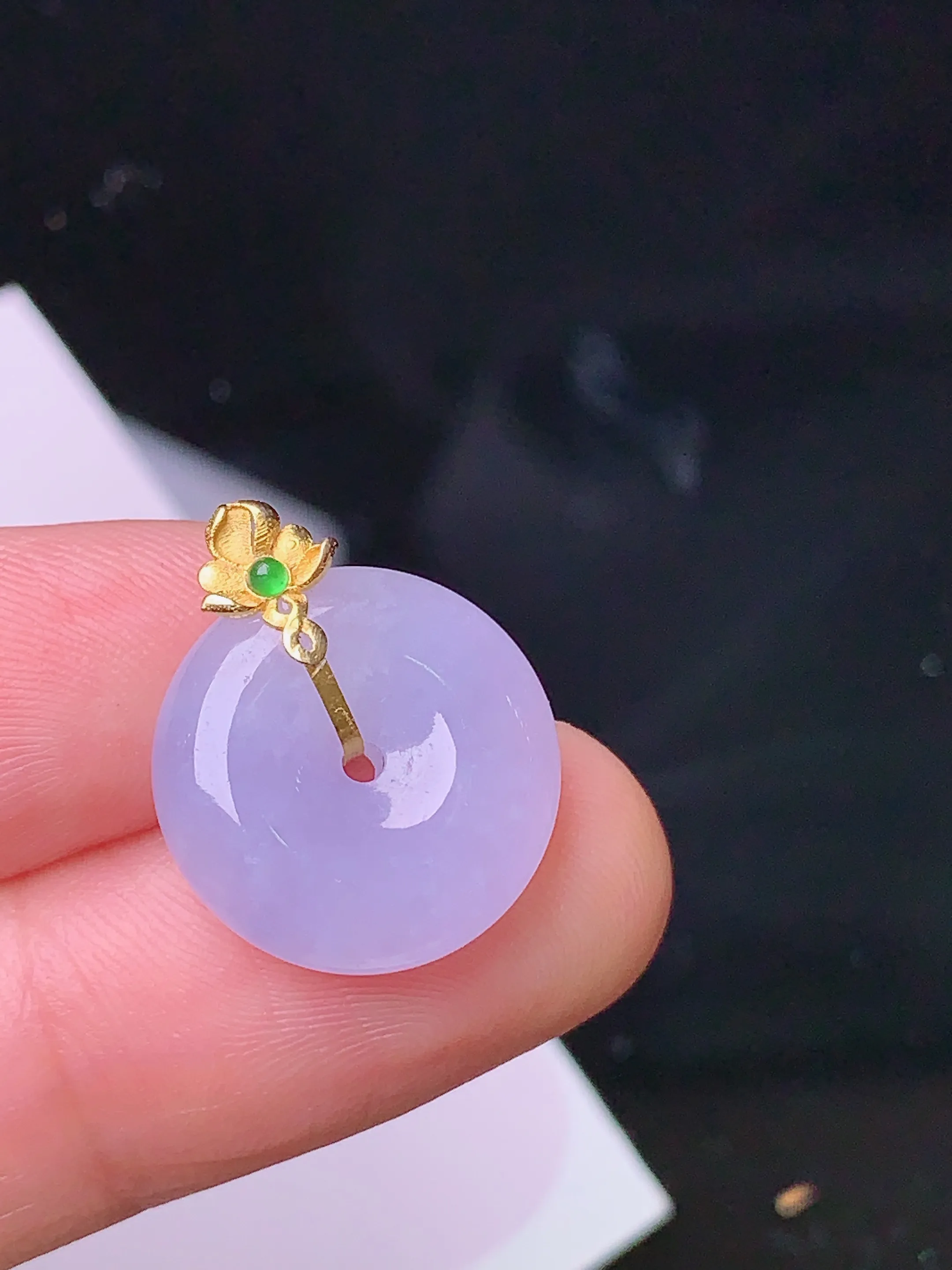 18k金镶嵌紫罗兰平安扣吊坠 玉质细腻 色泽清新艳丽 整体尺寸18.2*15*5