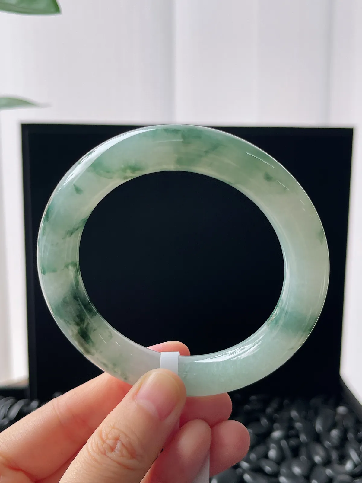 圆镯56.4圈口，翡翠冰糯种淡绿色手镯