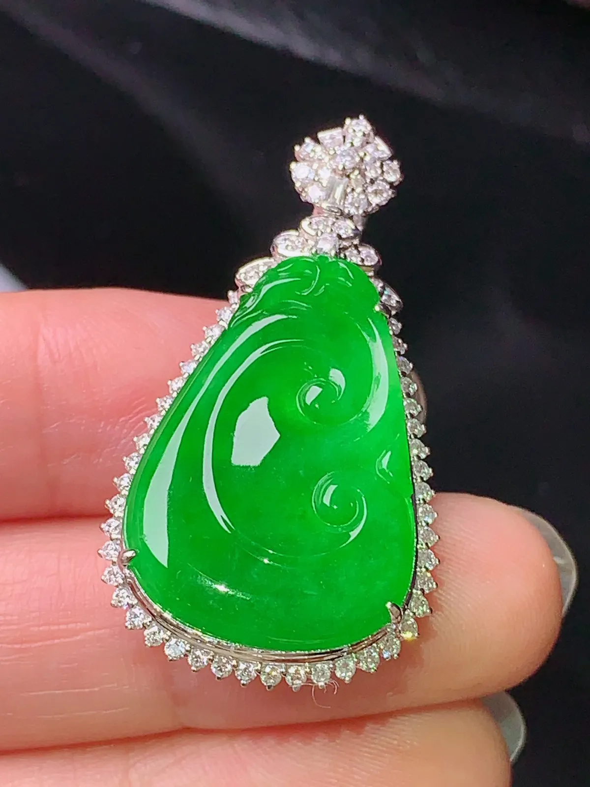 18k金钻镶嵌满绿如意吊坠 玉质细腻 色泽清新艳丽 整体尺寸36.2*19.6*18.2