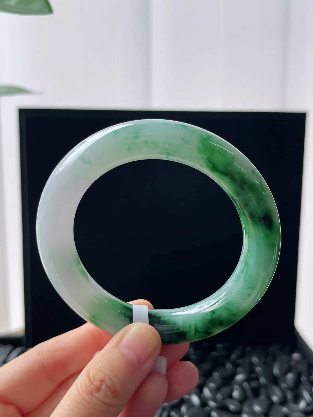 圆镯55.3圈口，翡翠糯化种淡绿色手镯