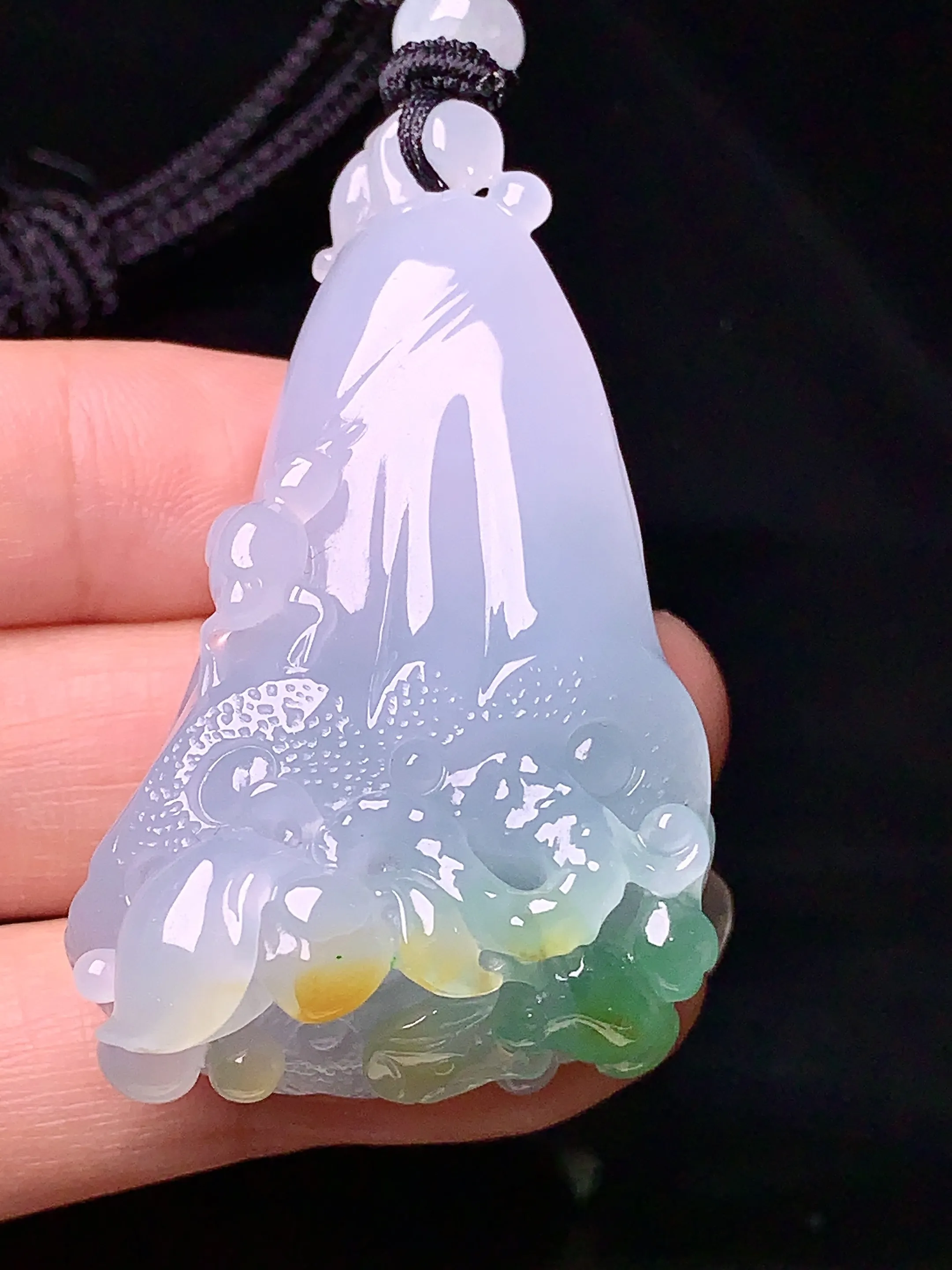 飘黄绿白菜吊坠 玉质细腻 色泽清新艳丽 整体尺寸50.5*30.2*17.6