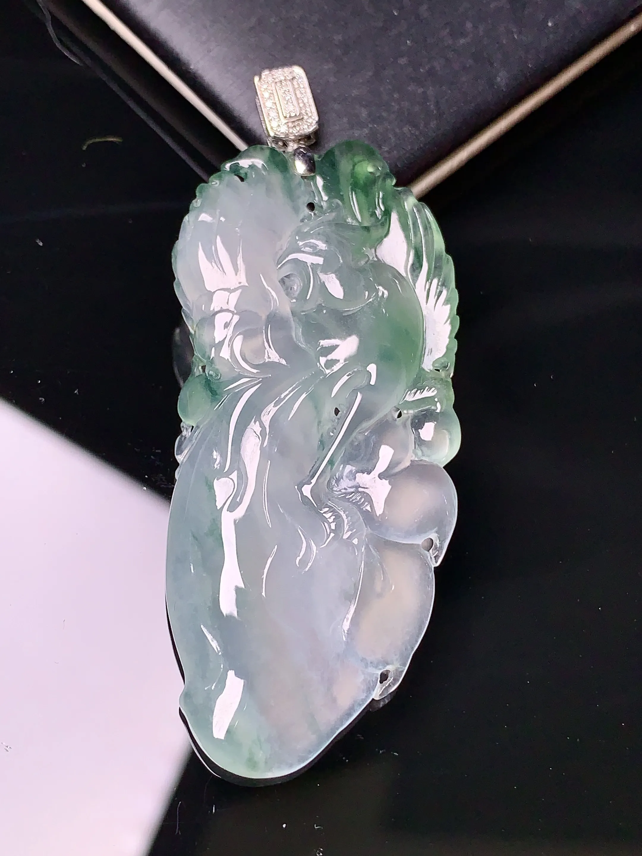 18k金钻镶嵌冰种飘绿凤凰吊坠 玉质细腻 色泽清新艳丽 整体尺寸58.1*22.8*5