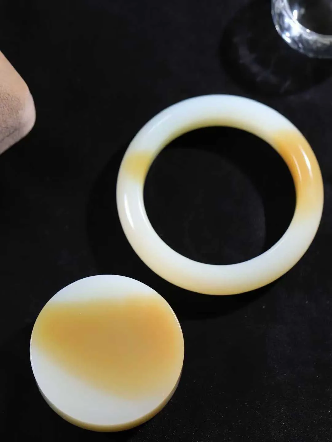 一套 【腕间柔情.套镯】   

收藏级️和田玉糖白玉手镯套装 玉质温润细腻 油性十足 古朴秀雅 轻抚岁月的栏杆软香温玉，腕间玉镯轻轻晃动，令人情动心间，撷一缕月末的芬芳，把心思铺陈，时光静美，惟有你最温柔。共重157.2克  手镯尺寸54-12.9-9.4mm 镯芯尺寸52.7-15.2mm  10110500L