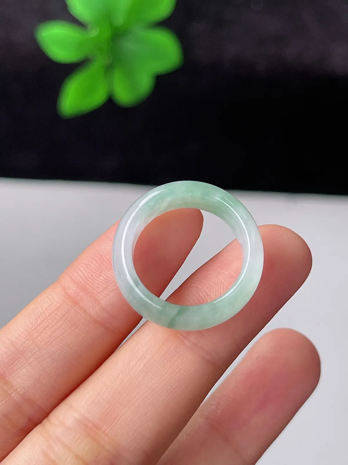 翡翠冰糯种淡绿色戒指