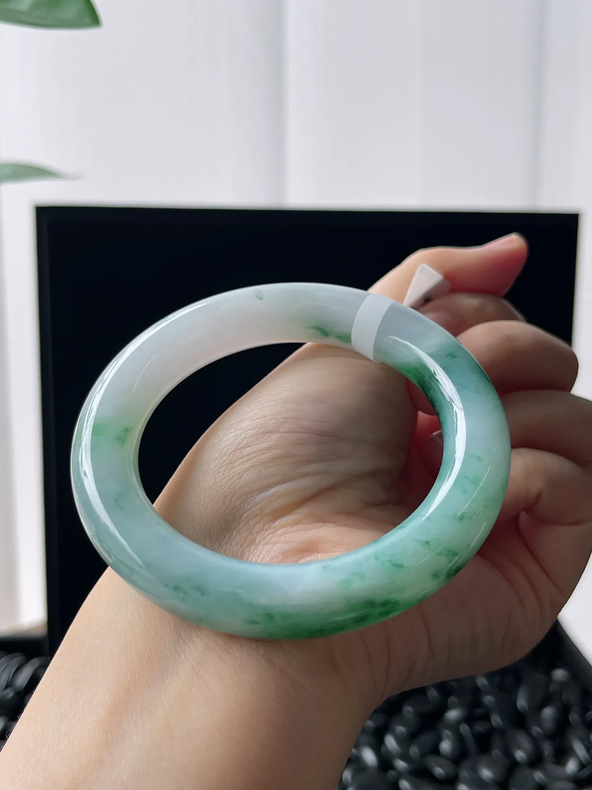 圆镯55.3圈口，翡翠糯化种淡绿色手镯