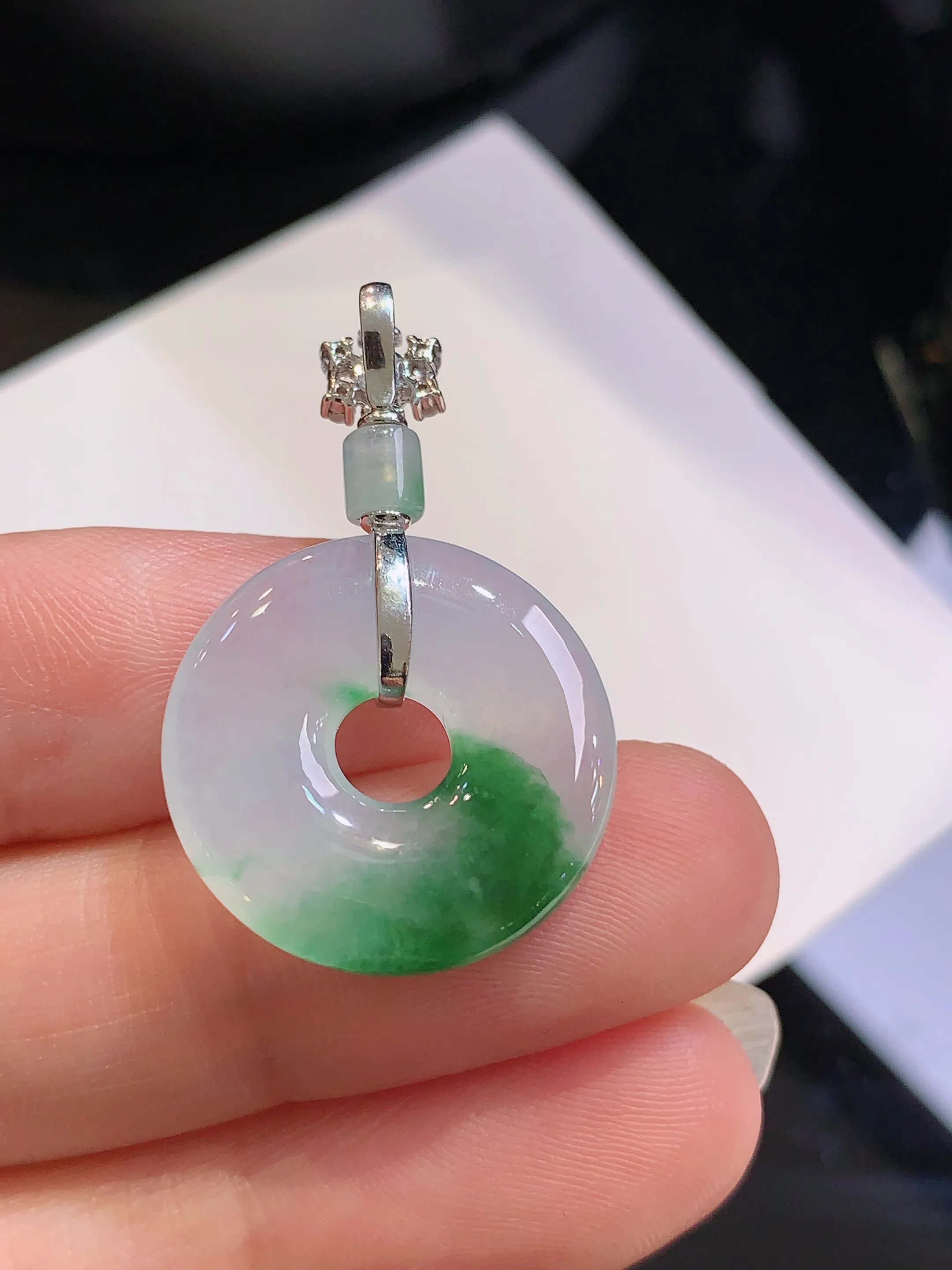 18k金钻镶嵌飘绿平安环吊坠 玉质细腻 色泽清新艳丽 整体尺寸31.3*19.3*3.8