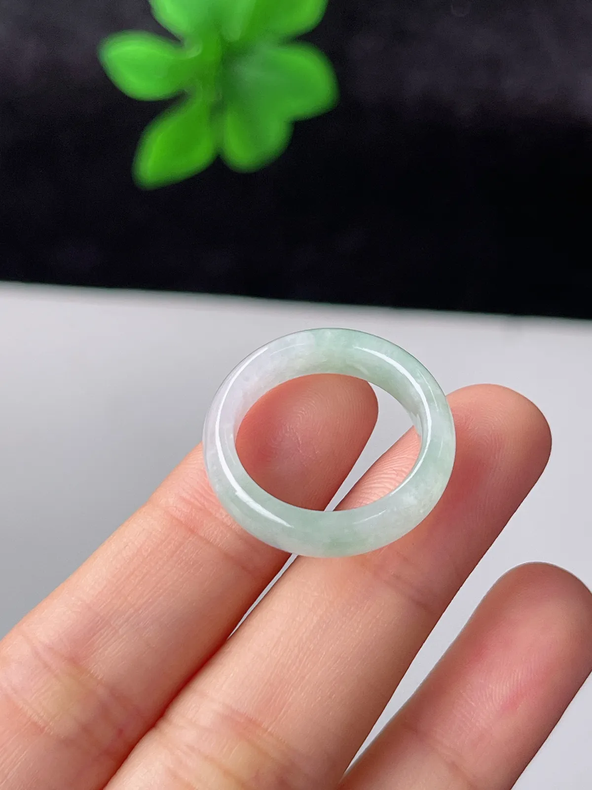 翡翠冰糯种淡绿色戒指指环