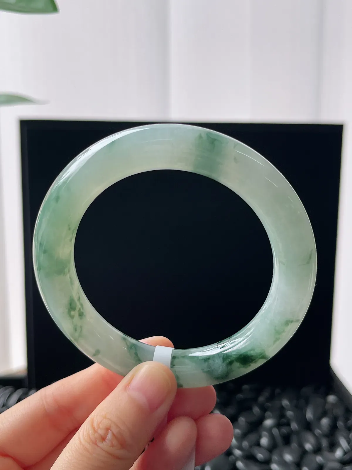 圆镯56.4圈口，翡翠冰糯种淡绿色手镯