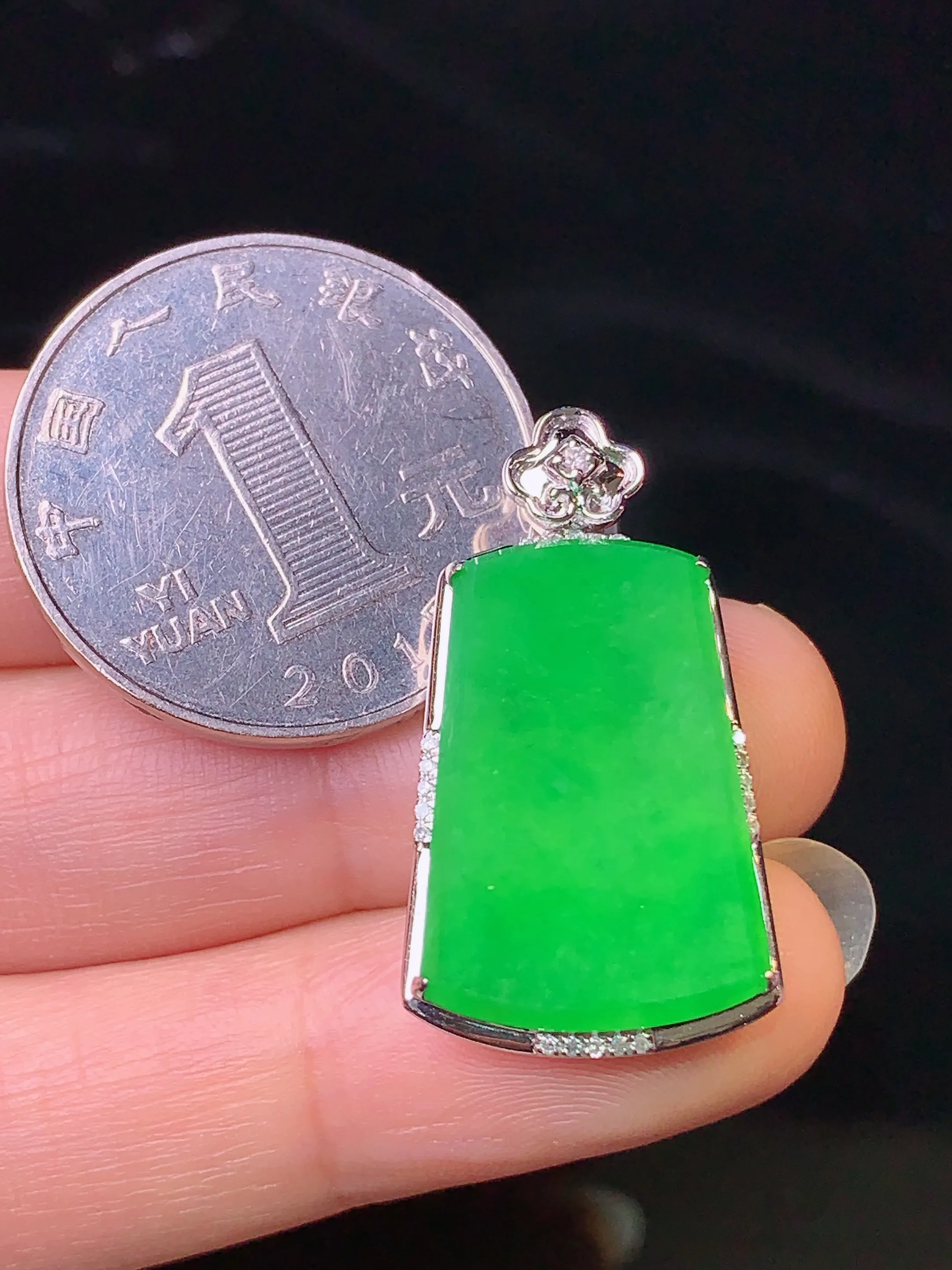 18k金钻镶嵌翠绿无事牌吊坠 玉质细腻 色泽清新艳丽 整体尺寸28.8*16*6.6