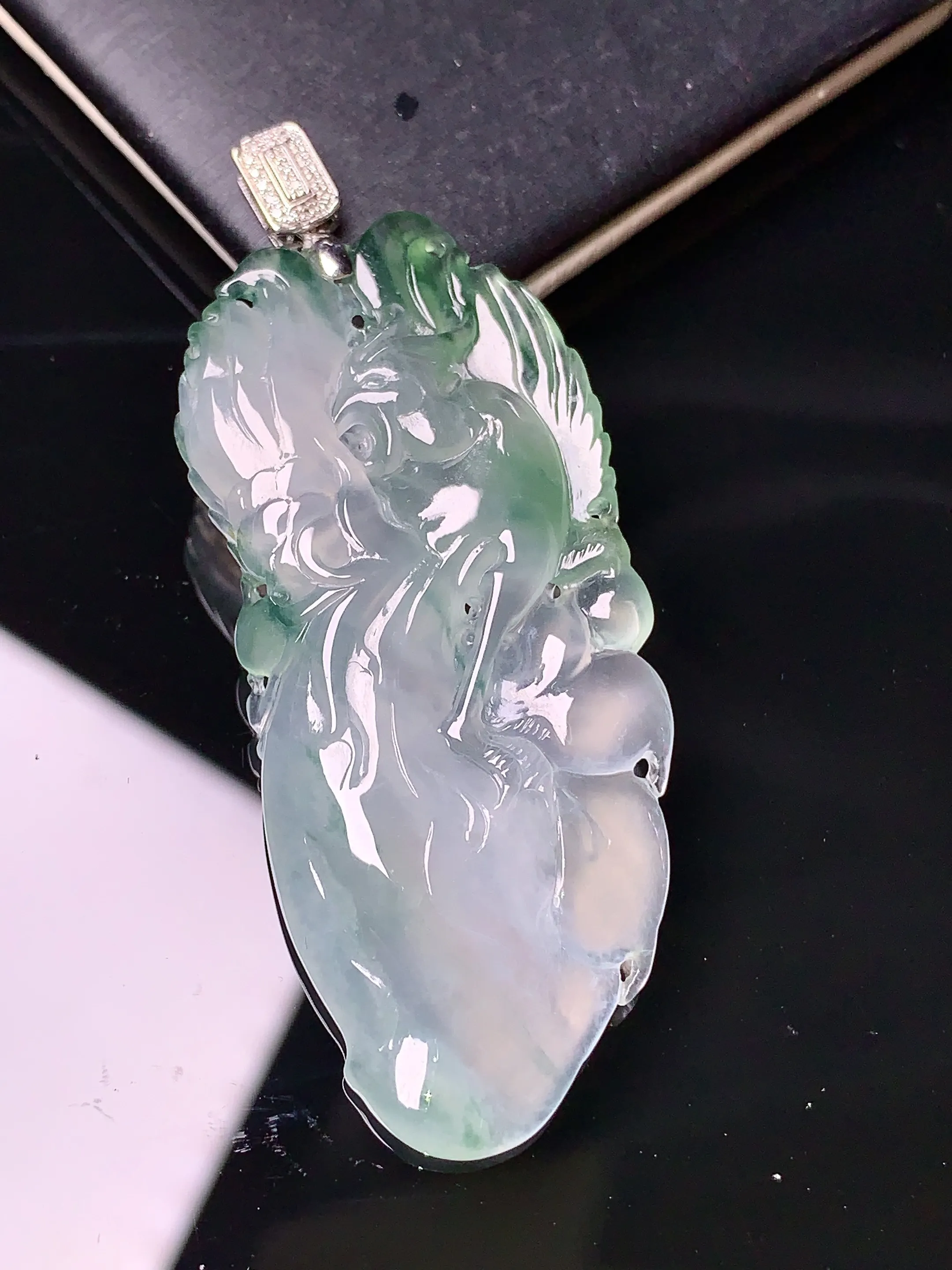 18k金钻镶嵌冰种飘绿凤凰吊坠 玉质细腻 色泽清新艳丽 整体尺寸58.1*22.8*5