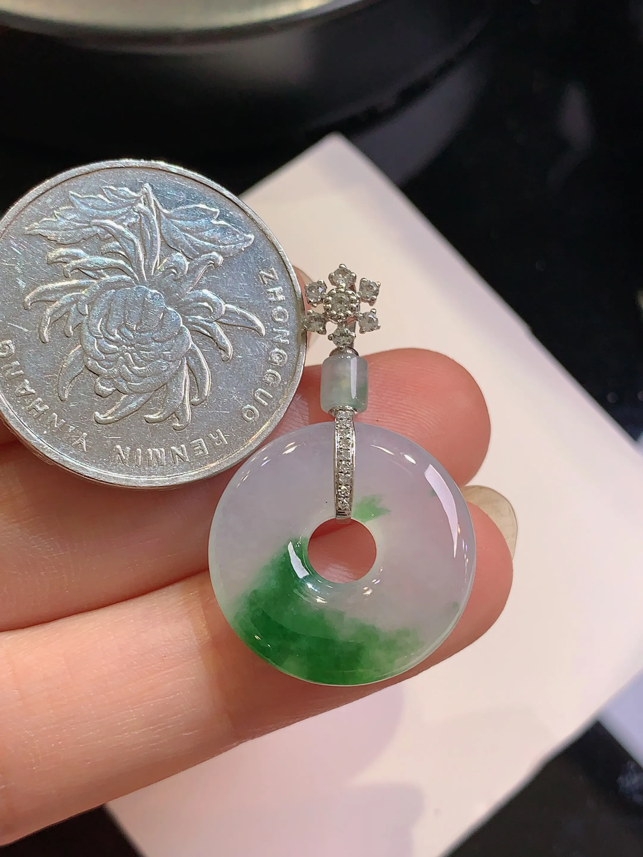 18k金钻镶嵌飘绿平安环吊坠 玉质细腻 色泽清新艳丽 整体尺寸31.3*19.3*3.8