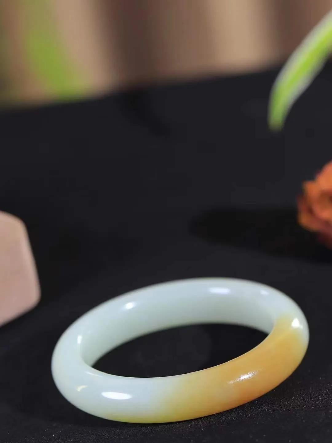 【暖玉生香·手镯】

精品和田玉糖白玉手镯，质地油润细腻，色泽高贵典雅，镯型古朴典雅。在诗情画意的