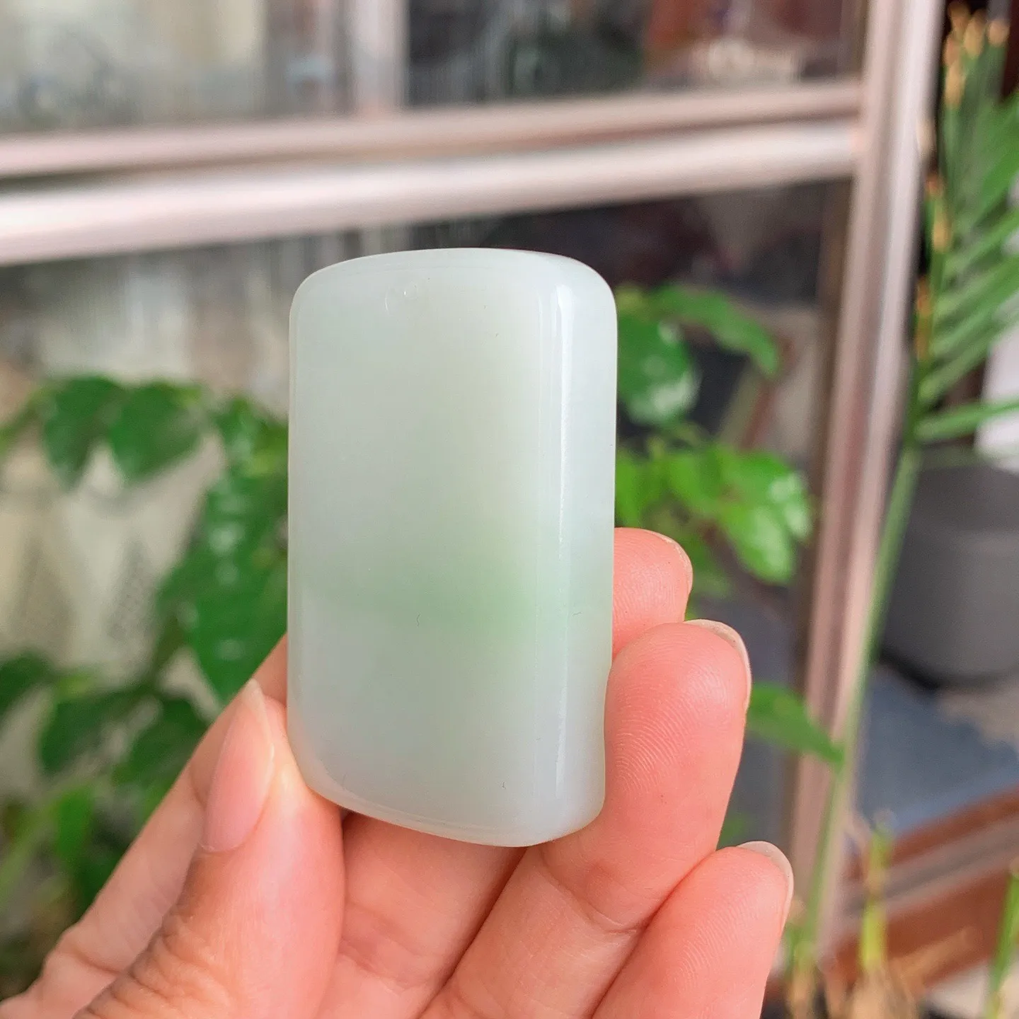 新疆和田玉翠青平安无事牌挂件。尺寸50/33/9重40克。玉质细腻油润。手推出油。佩戴高端典雅。lt251112