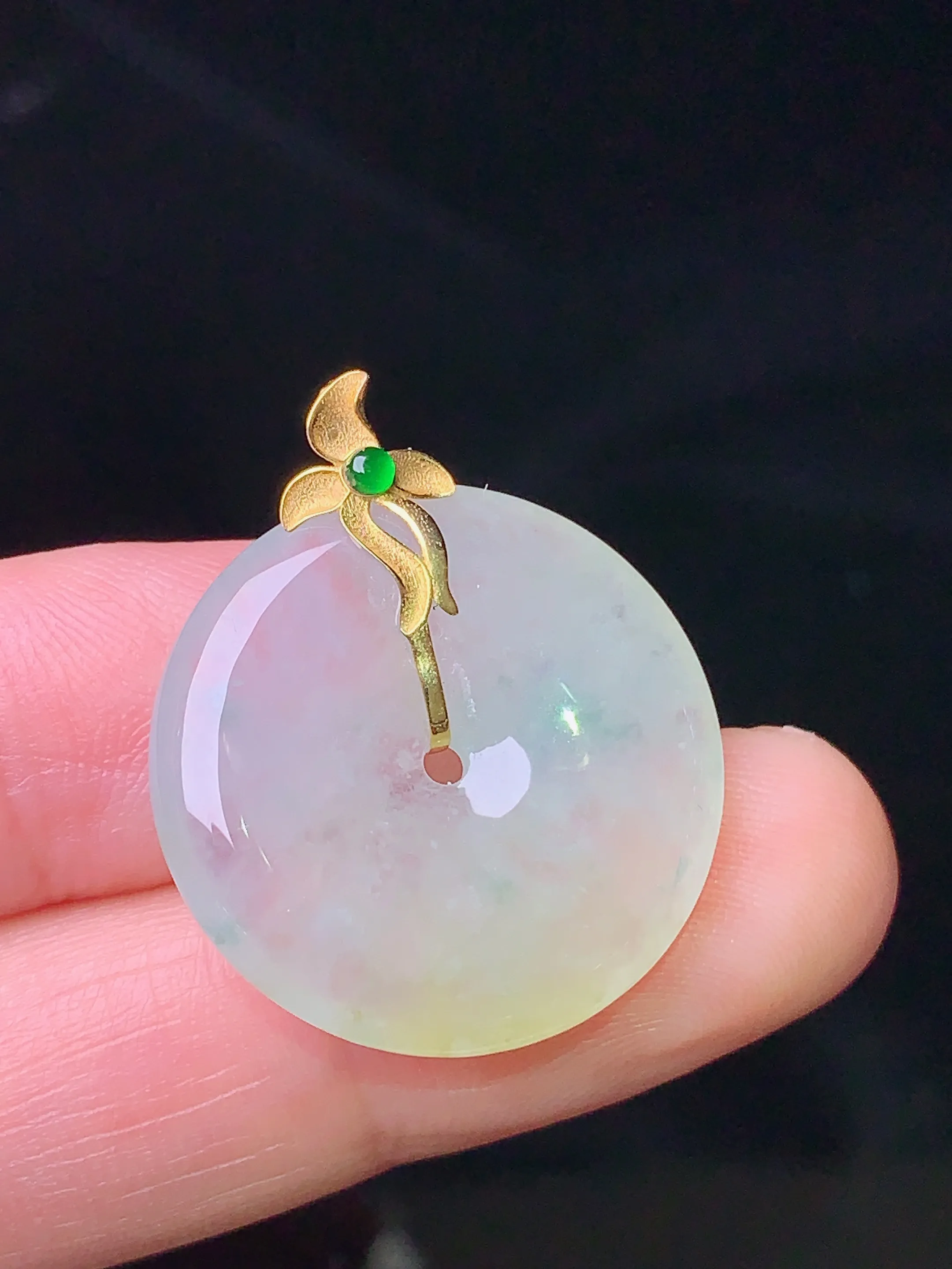 18k金镶嵌淡黄翡平安扣吊坠 玉质细腻 色泽清新艳丽 整体尺寸26.6*22.5*4.3