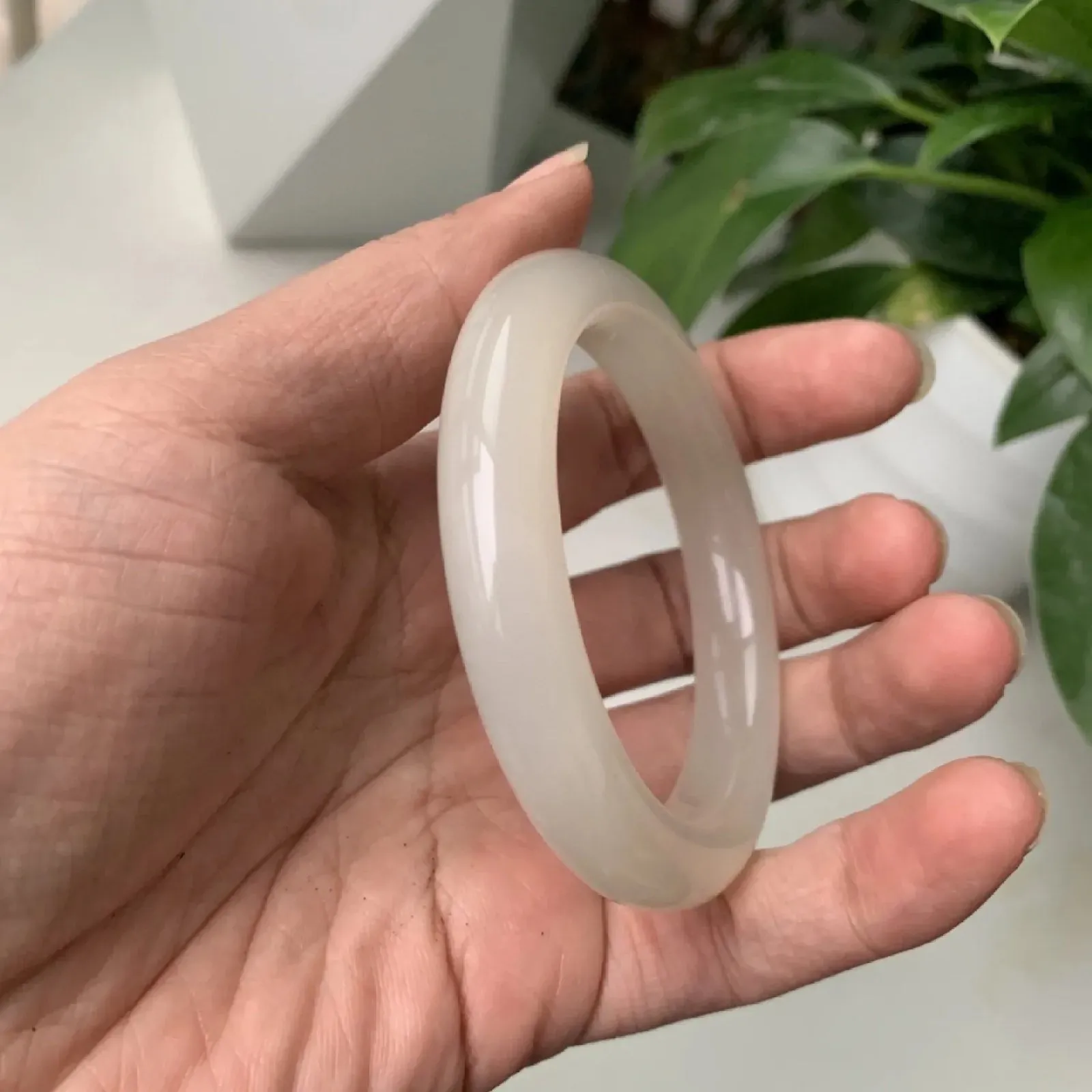 55圈口和田玉藕粉色手镯【挽间柔情】，和田玉55圈口藕粉色手镯，镯型古朴典雅。在诗情画意的雨巷相遇，