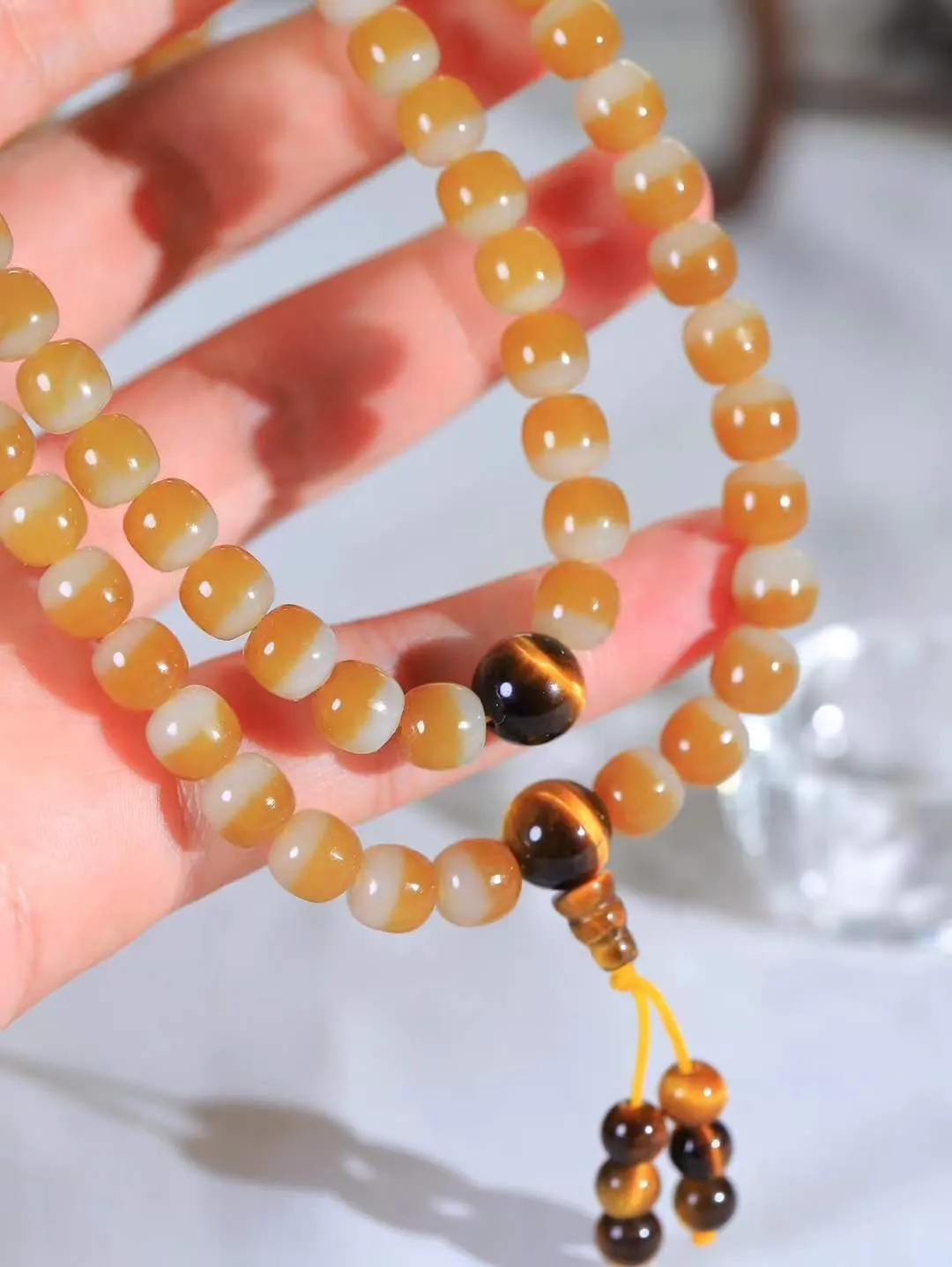 【链.108】

精品️和田玉糖白玉老型珠挂链 玉质温润细腻 油性十足 佩戴舒适。珠珠落玉盘，间关莺语花底滑，一生美好时光，无论身在何处，都有它相伴相守。事事顺遂，幸福美满，吉祥如意。重100克 尺寸取一7.8-8mm FDL-441101233