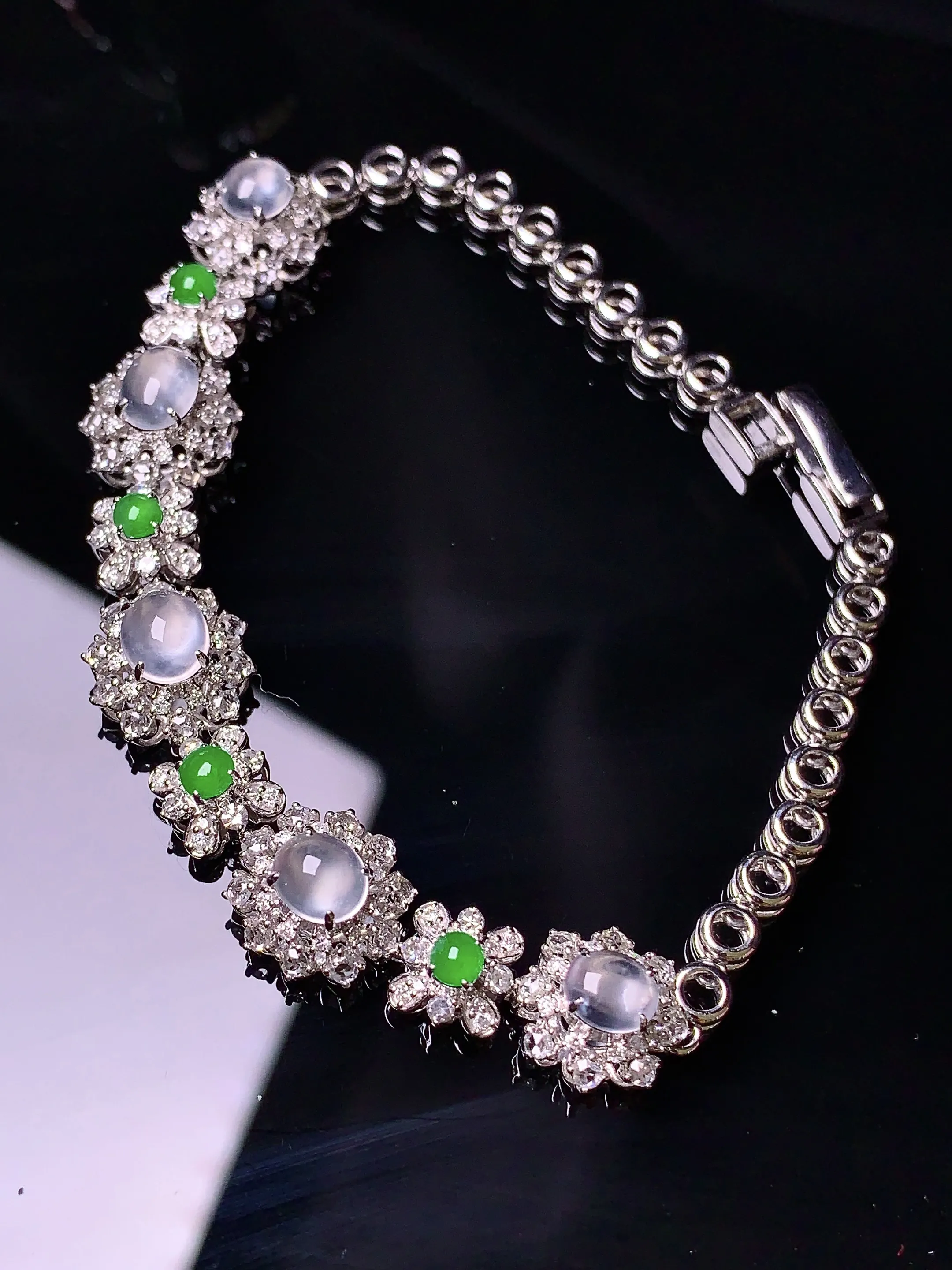 18k金钻镶嵌玻璃种蛋面手链 玉质细腻 色泽清新艳丽 整体尺寸77*9.8*8