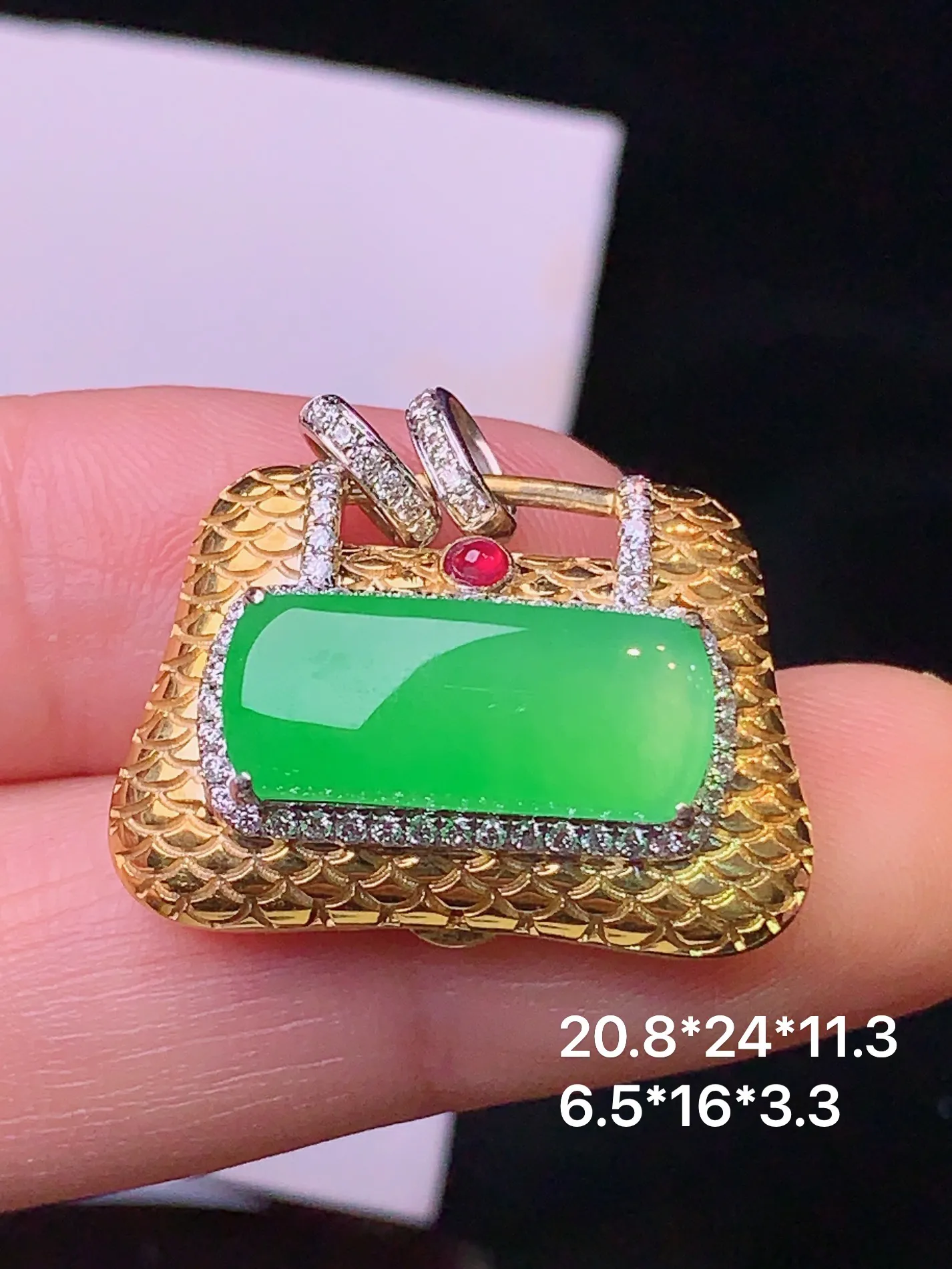 18k金钻镶嵌翠绿无事牌手提包吊坠 玉质细腻 色泽清新艳丽 整体尺寸20.8*24*11.3