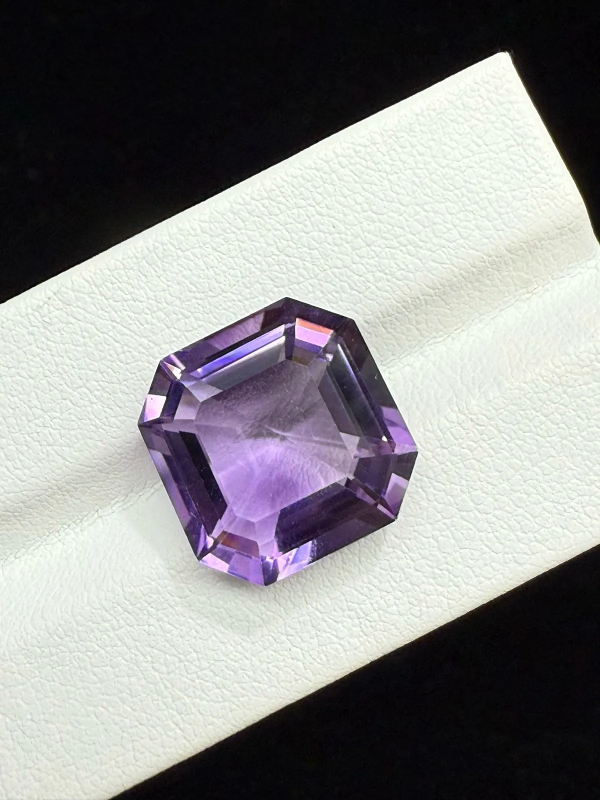 12.24ct天然紫水晶裸石，尺寸14.8*14.8*8.6mm，颜色美艳 ，晶体通透，火彩足